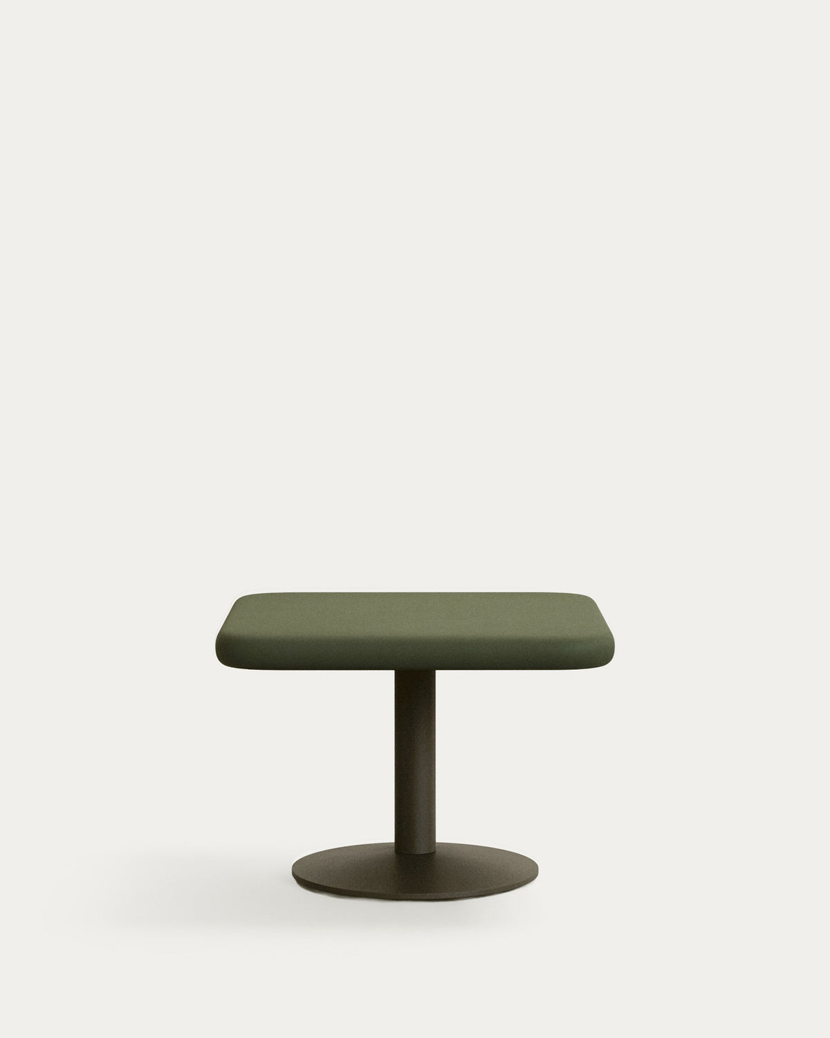 Outdoor-Tisch Esilda mit Tischplatte aus grünem Zement 70 x 70 cm und grünem Stahlfuss Ø 42 x 45 cm in Khaki präsentiert im Onlineshop von KAQTU Design AG. Gartentisch ist von Kave Home