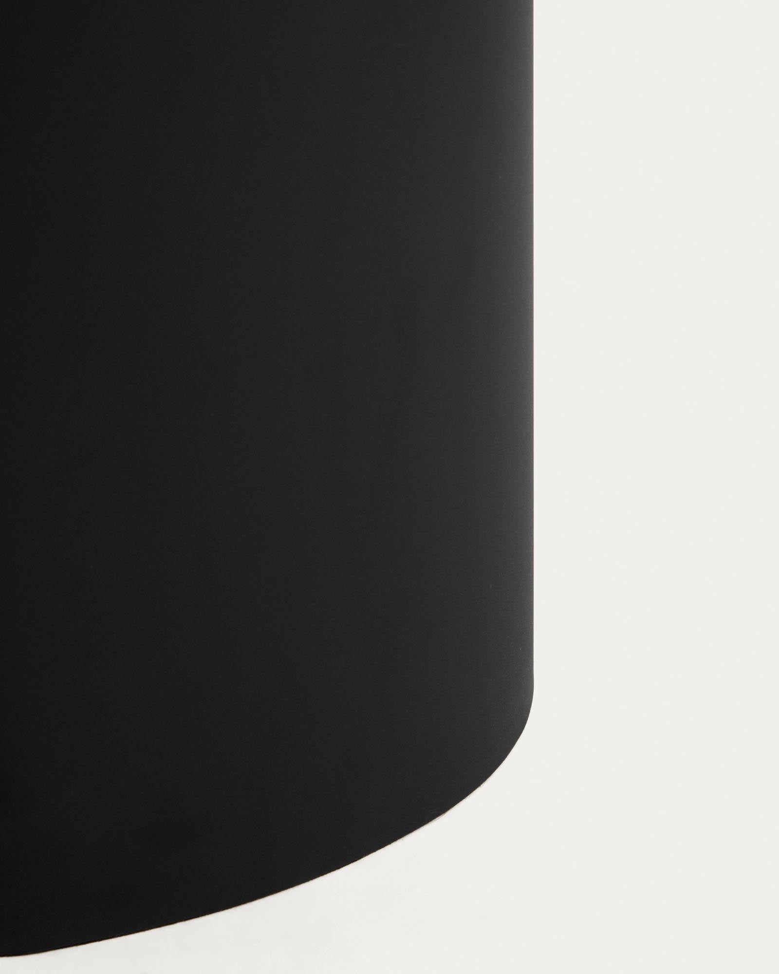 Stylischer Beistelltisch Olir aus robustem gehärtetem Glas und schwarzem Stahl, perfekt für zeitgemäße Inneneinrichtungen, Maße 48 x 46,8 cm.