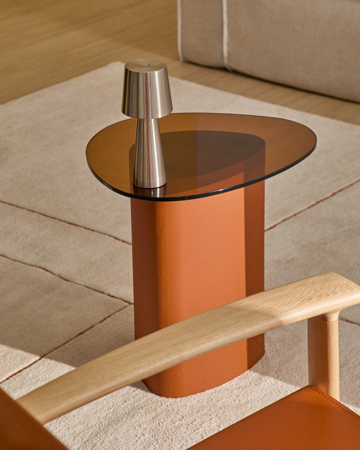 Beistelltisch Olir aus gehärtetem Glas und braunem Stahl 48 x 46,8 cm in Braun präsentiert im Onlineshop von KAQTU Design AG. Beistelltisch ist von Kave Home