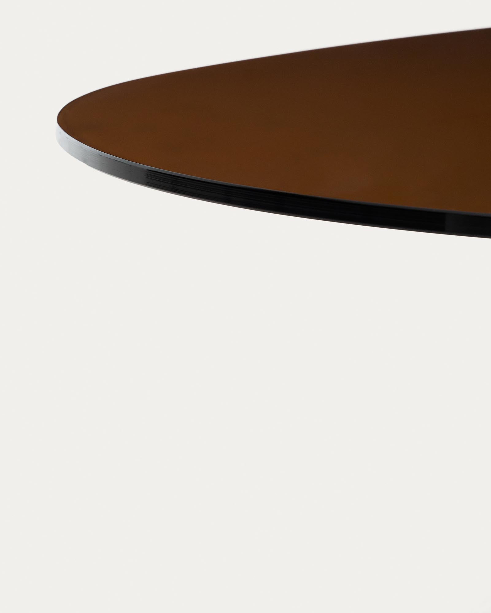 Moderner Couchtisch Olir aus stabilen Materialien, kombiniert gehärtetes Glas mit braunem Stahl, perfekt für jedes Wohnzimmer, Maße 140 x 80 cm.