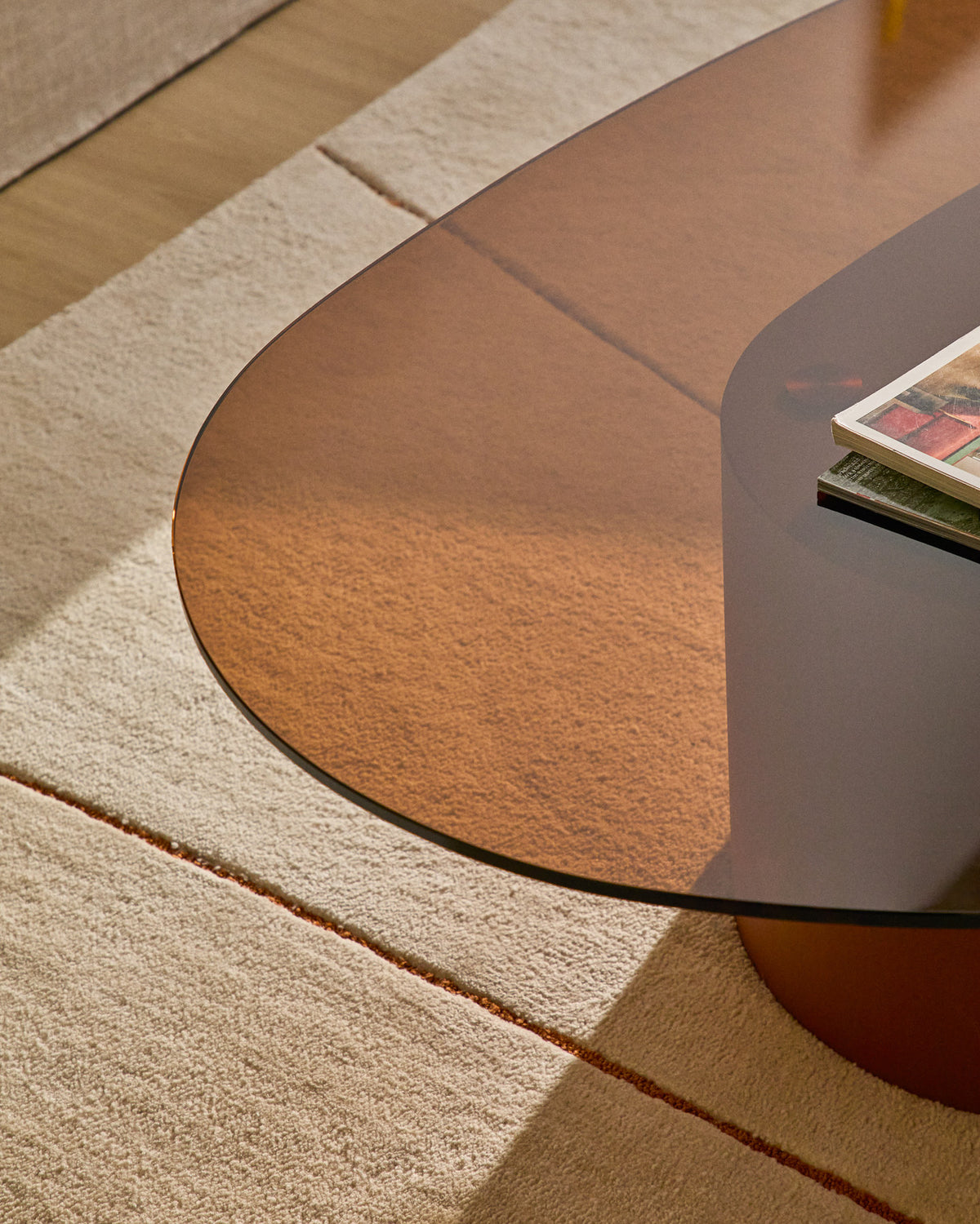 Couchtisch Olir aus gehärtetem Glas und braunem Stahl 140 x 80 cm in Braun präsentiert im Onlineshop von KAQTU Design AG. Couchtisch ist von Kave Home