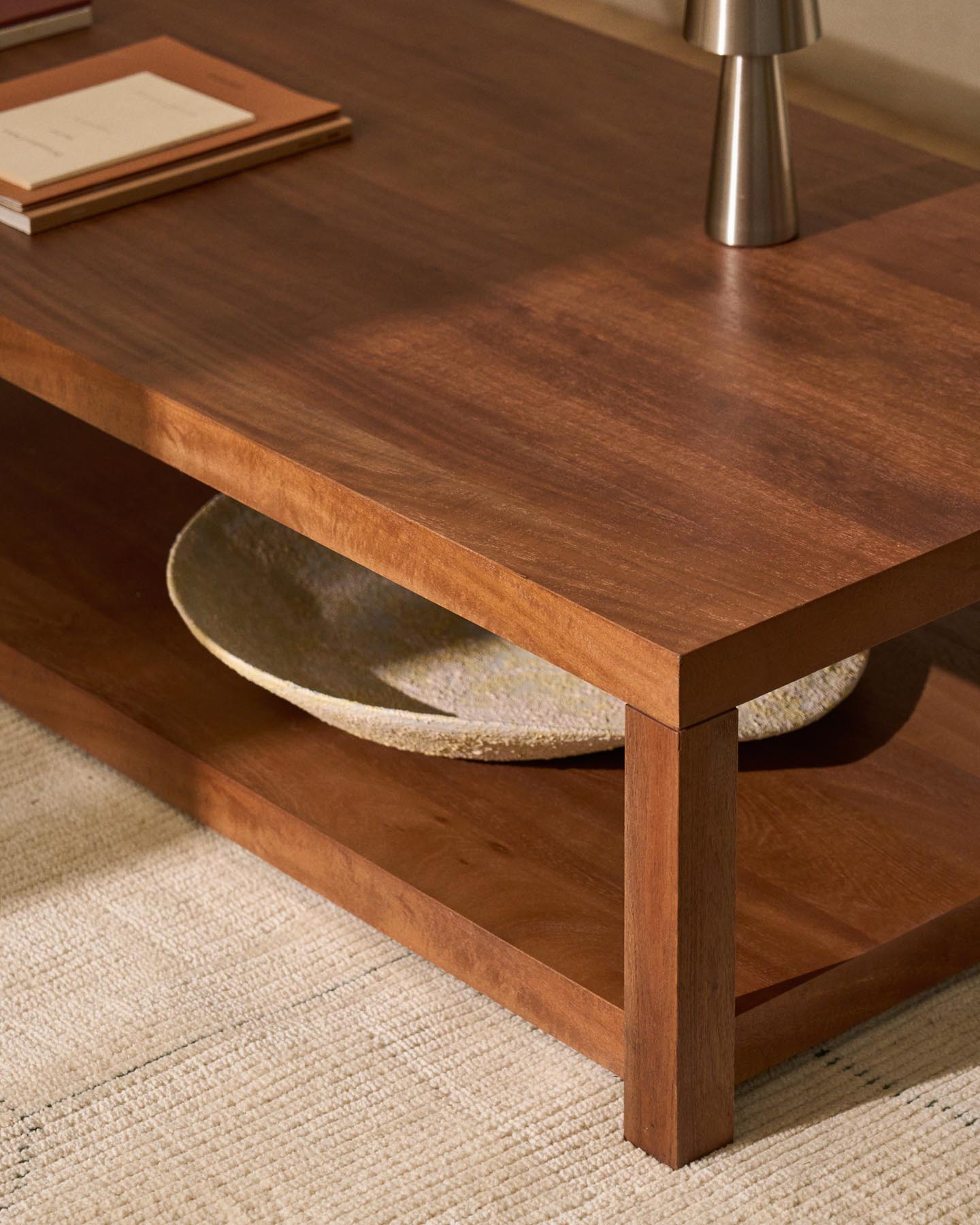 Couchtisch Norani aus massivem Akazienholz und Akazienfurnier 150 x 70 cm in Braun präsentiert im Onlineshop von KAQTU Design AG. Esstisch ist von Kave Home