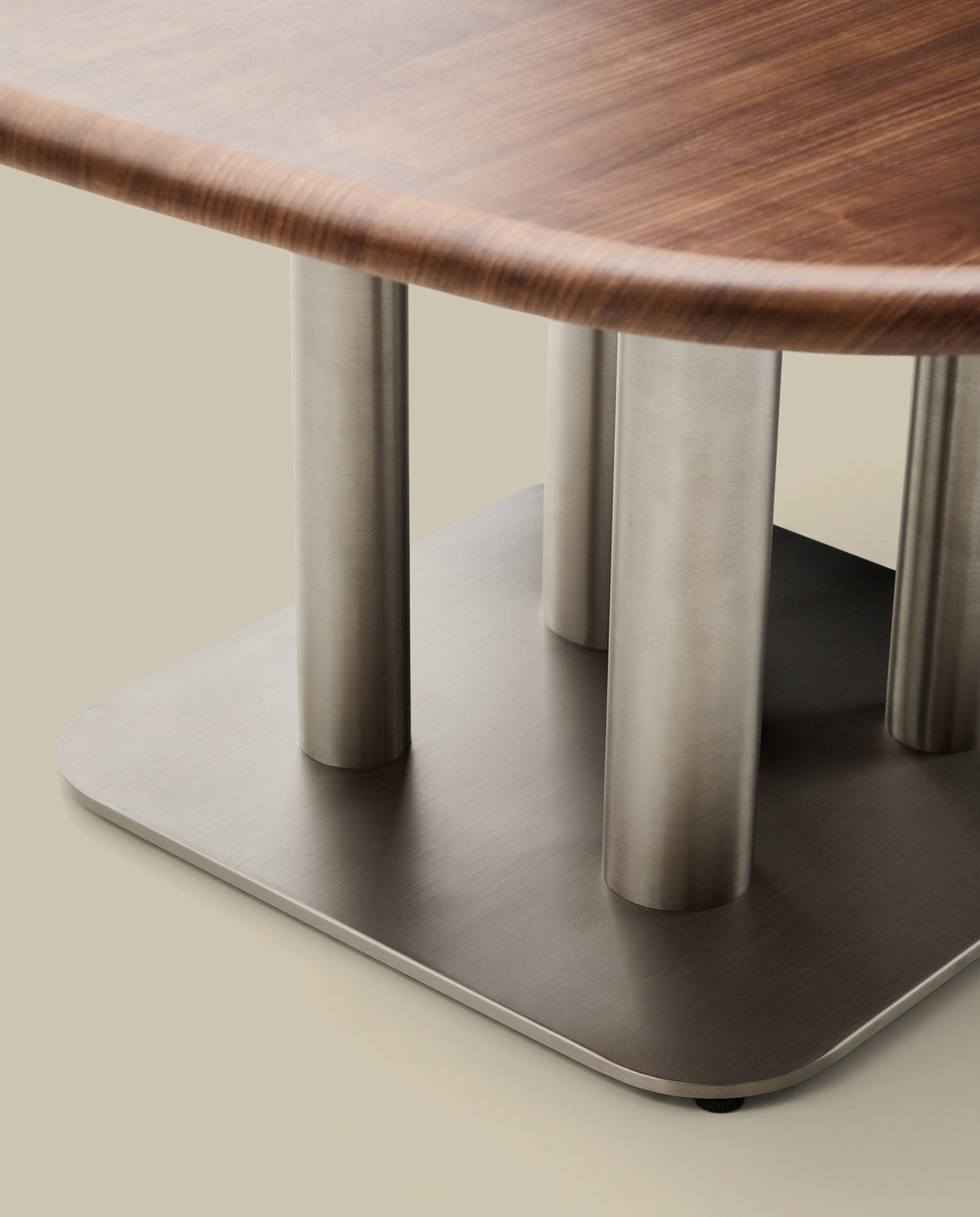 Tisch Melvar aus Nussbaumfurnier und Beine mit gebürsteter Edelstahlbasis 150 x 150 cm in Dunkelbraun präsentiert im Onlineshop von KAQTU Design AG. Esstisch ist von Kave Home