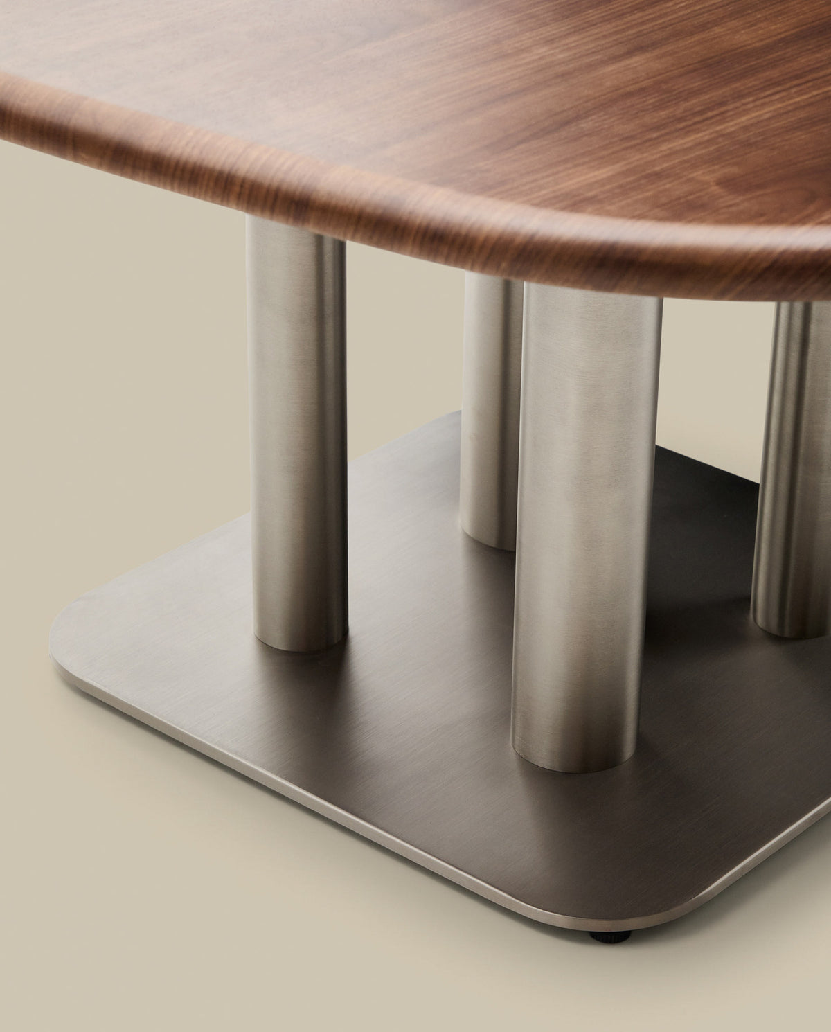 Tisch Melvar aus Nussbaumfurnier und Beine mit gebürsteter Edelstahlbasis 121 x 121 cm in Dunkelbraun präsentiert im Onlineshop von KAQTU Design AG. Esstisch ist von Kave Home
