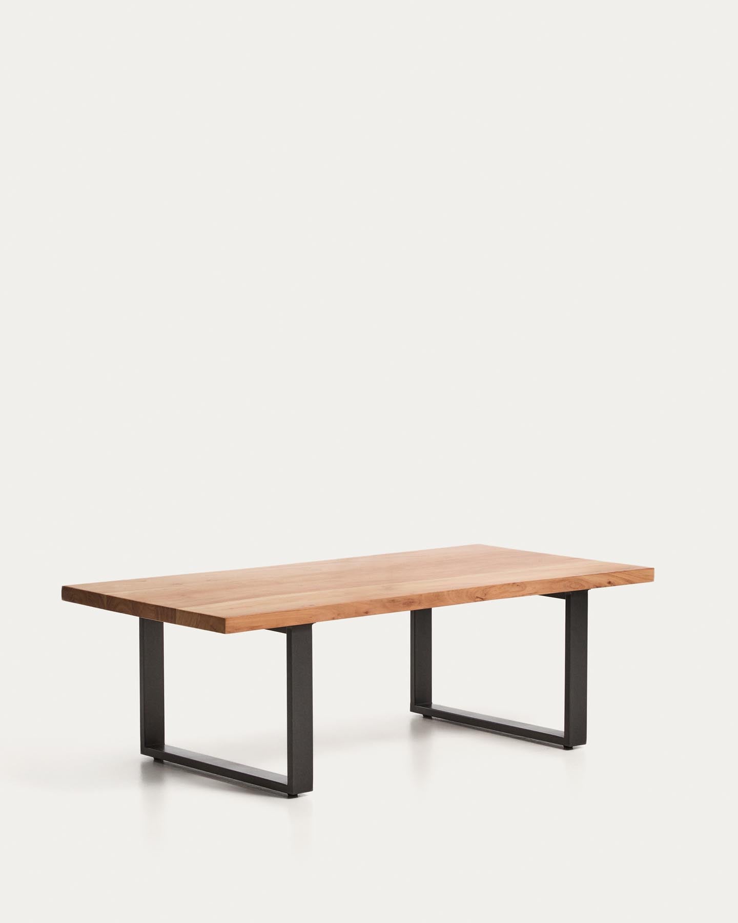 Couchtisch Uxue aus massivem Akazienholz mit Beinen aus schwarzem Stahl 130 x 64 cm in Natur präsentiert im Onlineshop von KAQTU Design AG. Couchtisch ist von Kave Home