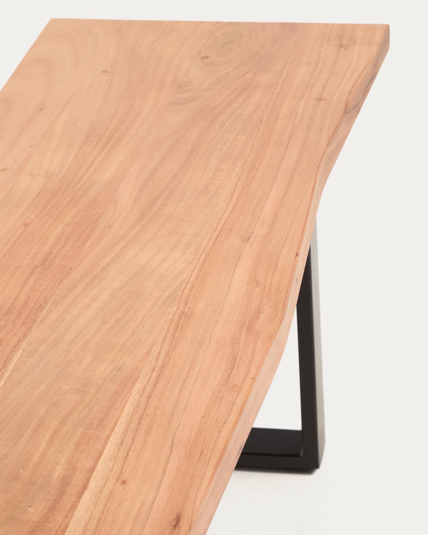 Bank Uxue aus massivem Akazienholz mit Beinen aus schwarzem Stahl 180 x 45 cm in Natur präsentiert im Onlineshop von KAQTU Design AG. Sitzbank ist von Kave Home