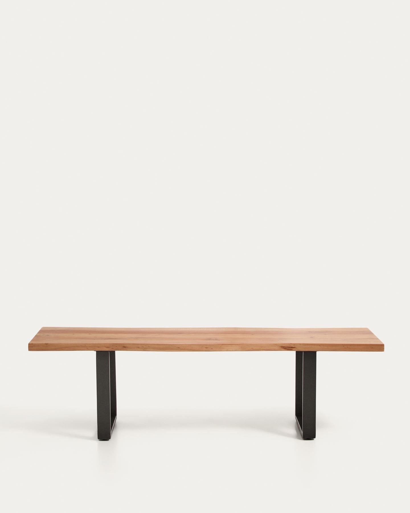 Bank Uxue aus massivem Akazienholz mit Beinen aus schwarzem Stahl 160 x 45 cm in Natur präsentiert im Onlineshop von KAQTU Design AG. Sitzbank ist von Kave Home