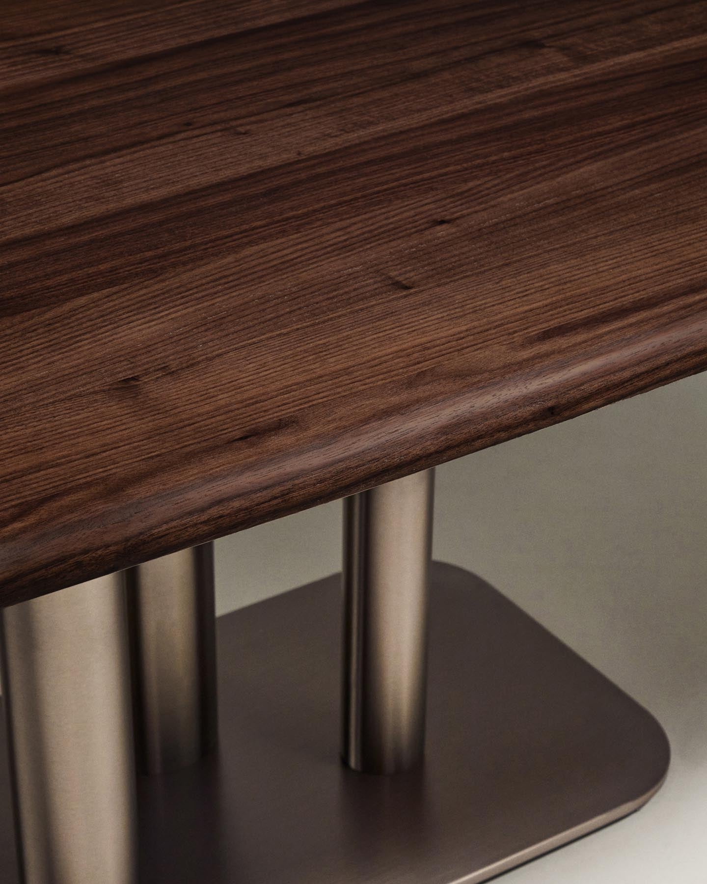 Tisch Melvar aus Nussbaumfurnier und Beine mit gebürsteter Edelstahlbasis 180 x 100 cm in Dunkelbraun präsentiert im Onlineshop von KAQTU Design AG. Esstisch ist von Kave Home