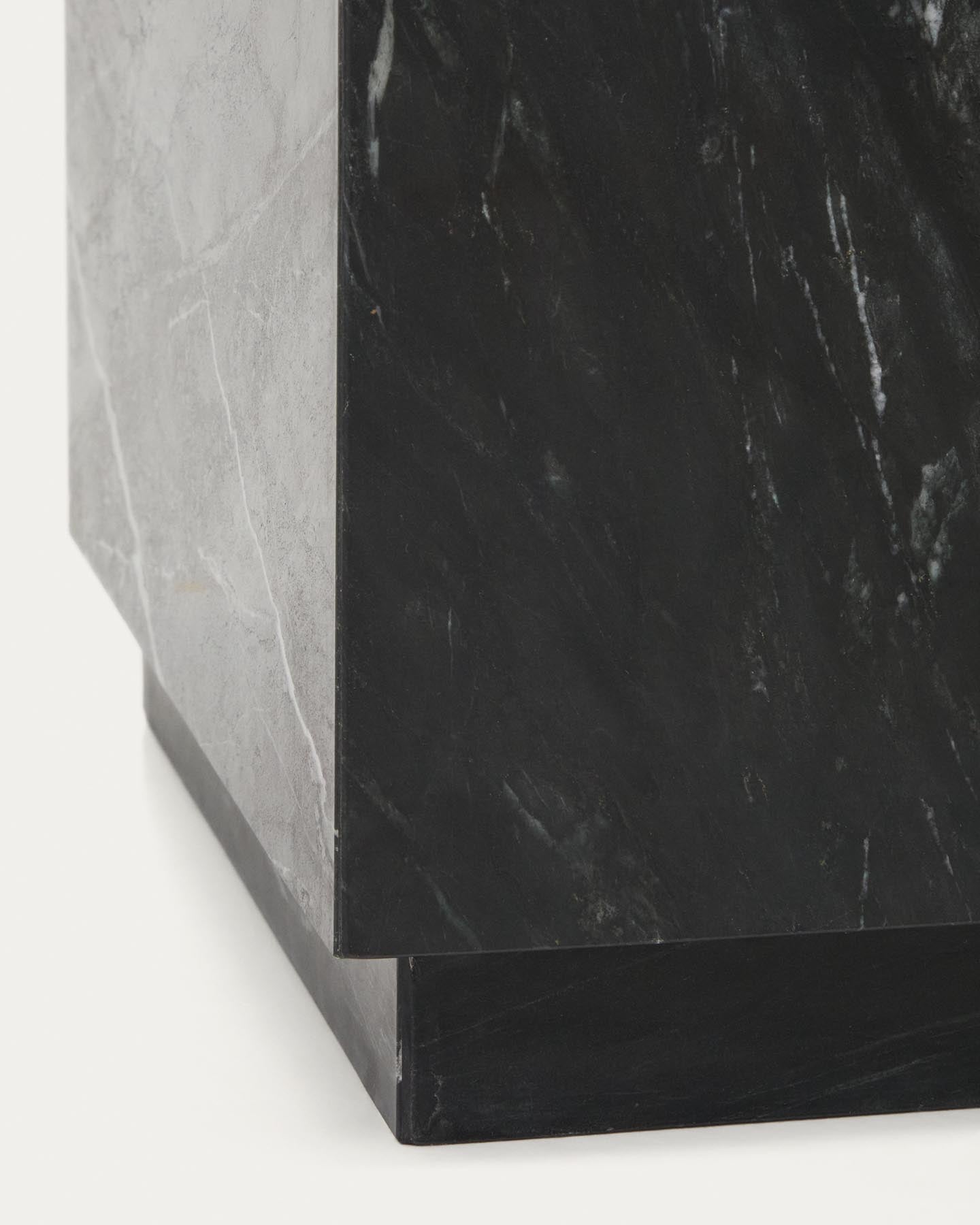 Beistelltisch Sorein aus schwarzem Marmor, 40 x 40 cm in Schwarz präsentiert im Onlineshop von KAQTU Design AG. Beistelltisch ist von Kave Home