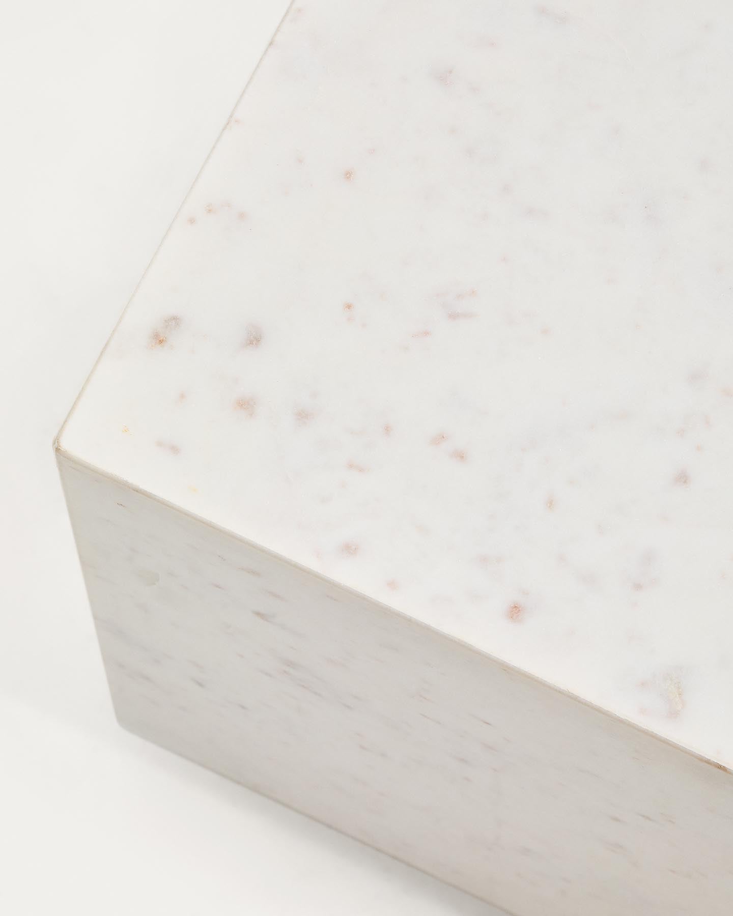 Beistelltisch Sorein aus weißem Marmor, 50 x 50 cm in Weiß präsentiert im Onlineshop von KAQTU Design AG. Beistelltisch ist von Kave Home