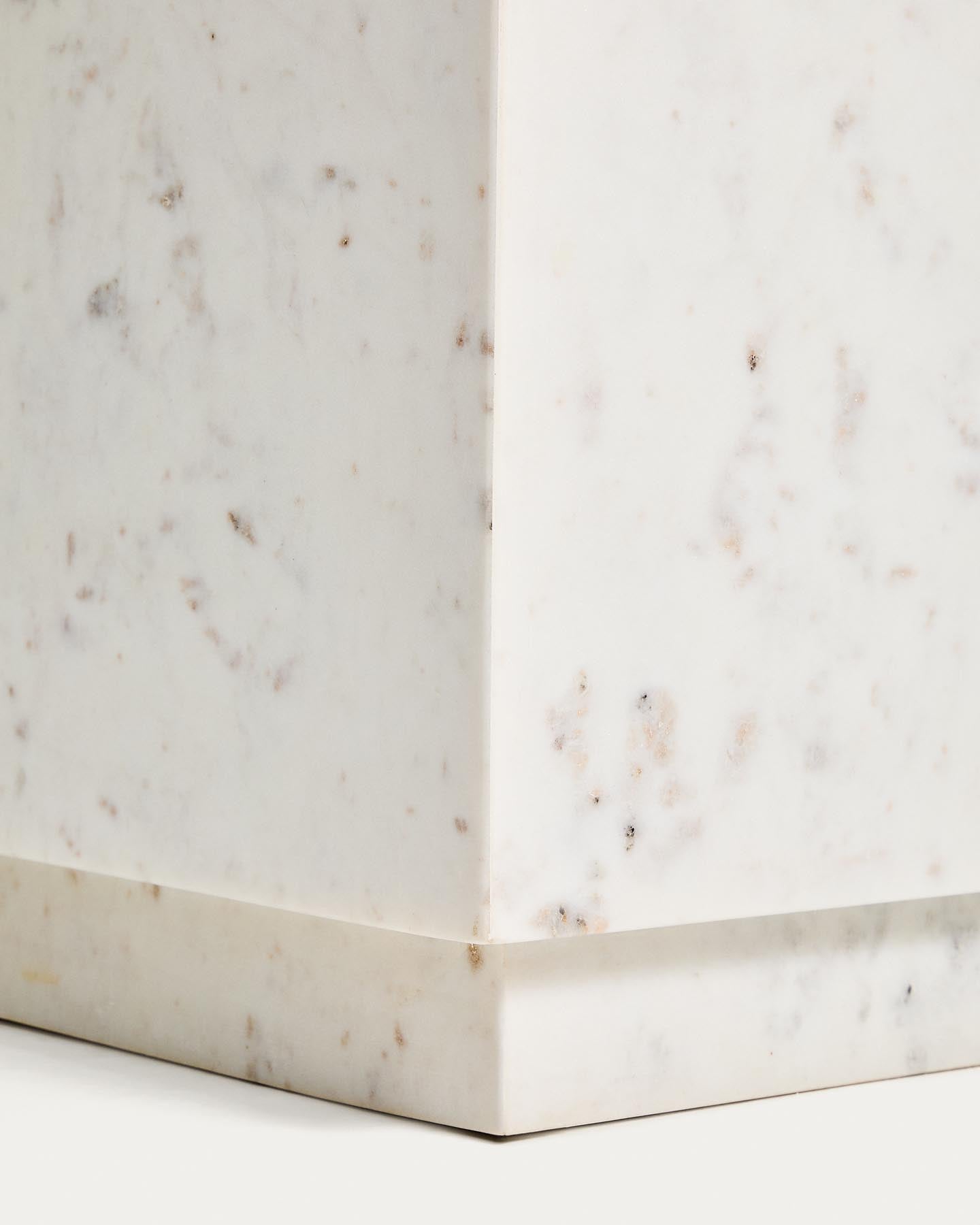 Beistelltisch Sorein aus weißem Marmor, 50 x 50 cm in Weiß präsentiert im Onlineshop von KAQTU Design AG. Beistelltisch ist von Kave Home