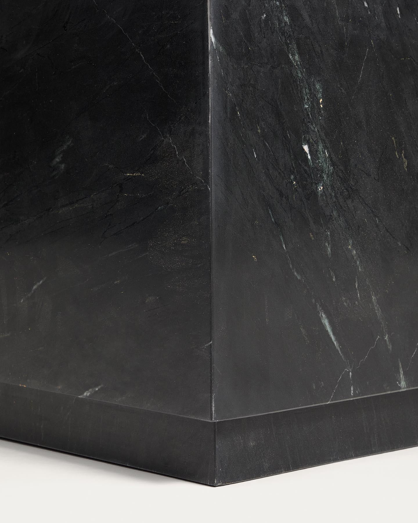 Beistelltisch Sorein aus schwarzem Marmor, 50 x 50 cm in Schwarz präsentiert im Onlineshop von KAQTU Design AG. Beistelltisch ist von Kave Home