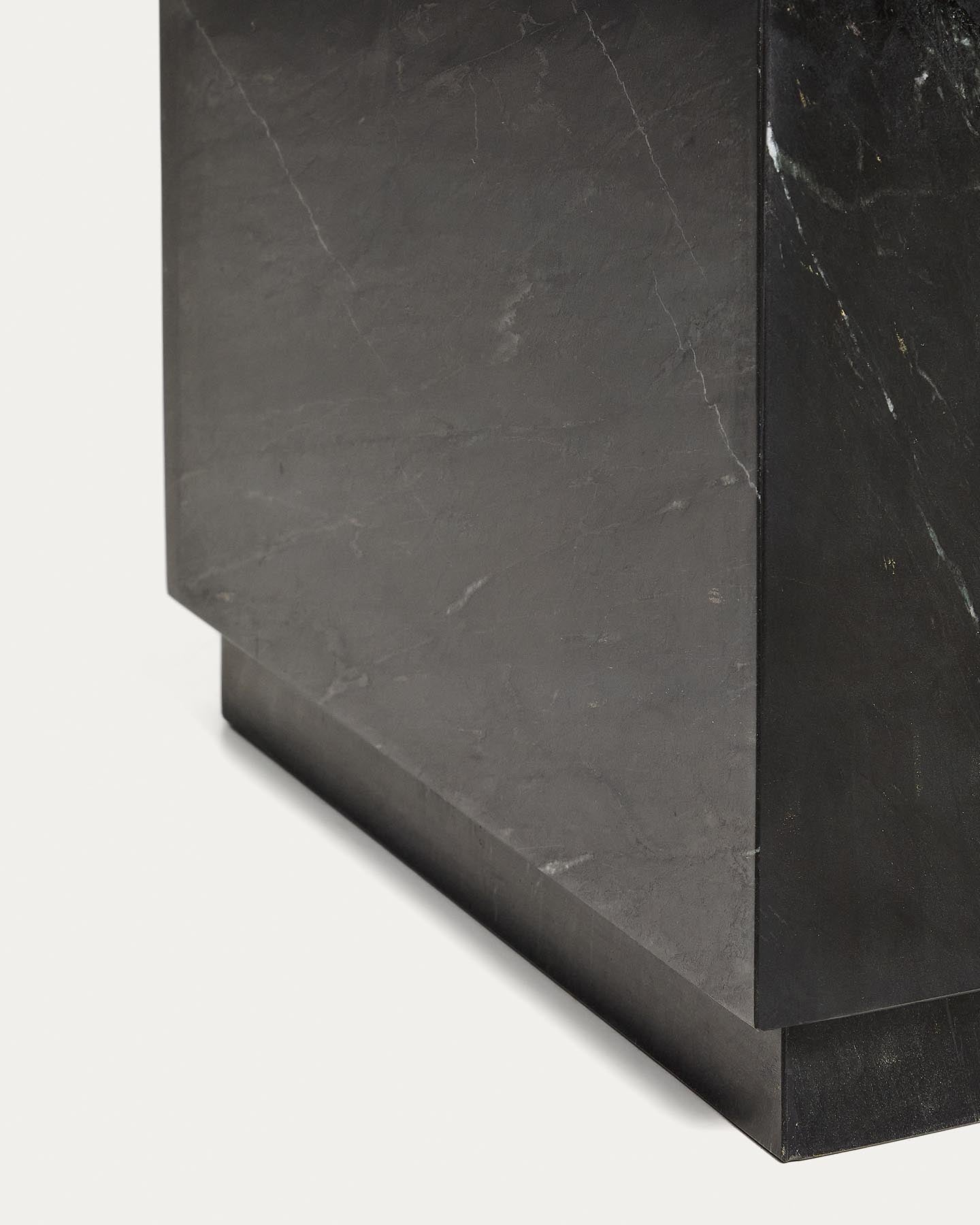 Beistelltisch Sorein aus schwarzem Marmor, 50 x 50 cm in Schwarz präsentiert im Onlineshop von KAQTU Design AG. Beistelltisch ist von Kave Home