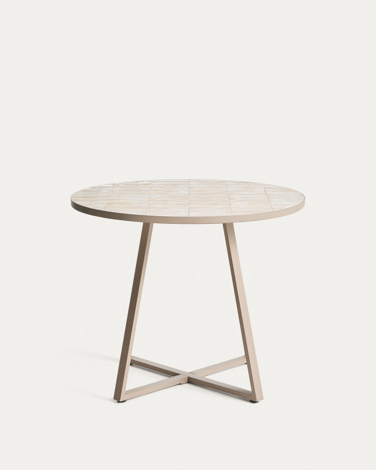 Runder Tisch Tella mit verzinktem Stahl und beigen Fliesen, Ø 90 cm in Ecru, Beige, Weiss präsentiert im Onlineshop von KAQTU Design AG. Gartentisch ist von Kave Home