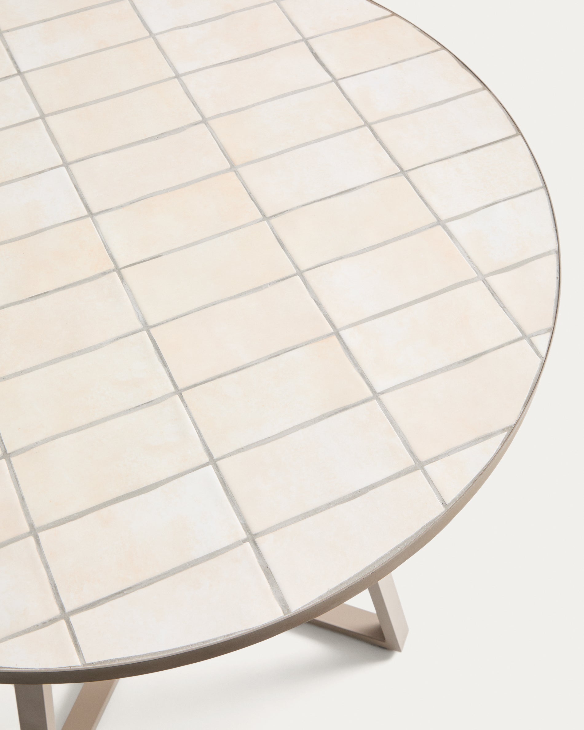 Runder Tisch Tella mit verzinktem Stahl und beigen Fliesen, Ø 90 cm in Ecru präsentiert im Onlineshop von KAQTU Design AG. Gartentisch ist von Kave Home