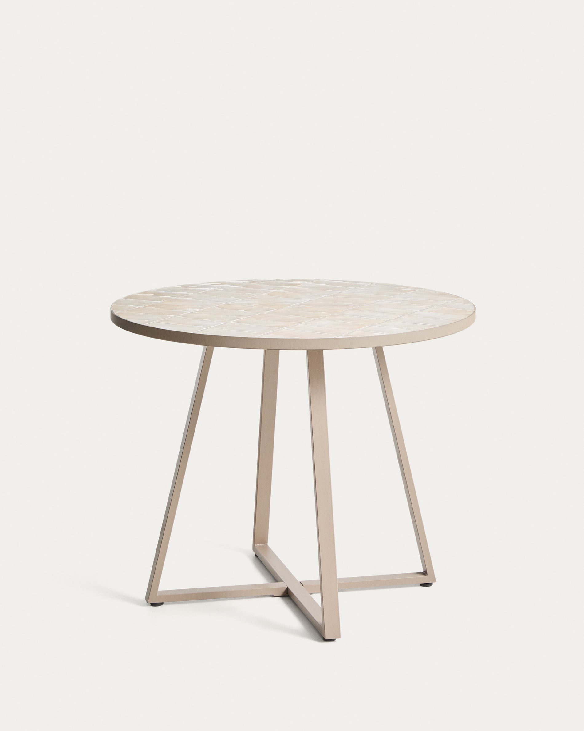 Runder Tisch Tella mit verzinktem Stahl und beigen Fliesen, Ø 90 cm in Ecru präsentiert im Onlineshop von KAQTU Design AG. Gartentisch ist von Kave Home