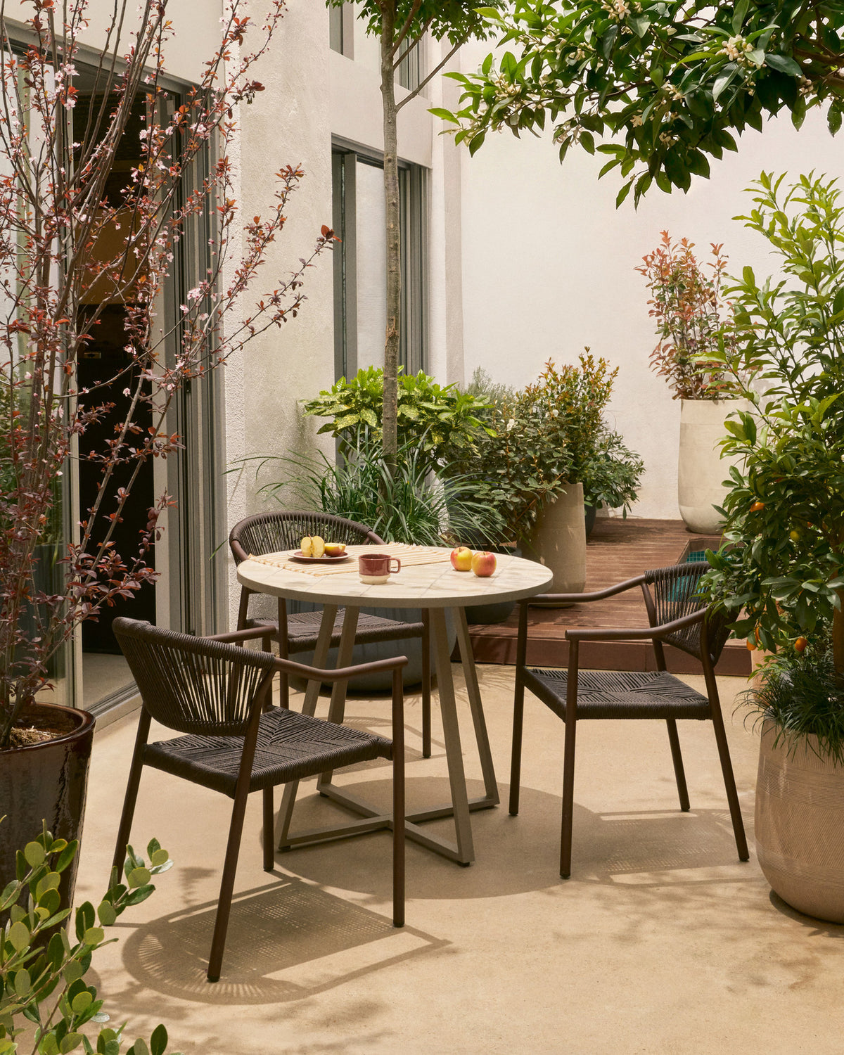 Runder Tisch Tella mit verzinktem Stahl und beigen Fliesen, Ø 90 cm in Ecru, Beige, Weiss präsentiert im Onlineshop von KAQTU Design AG. Gartentisch ist von Kave Home