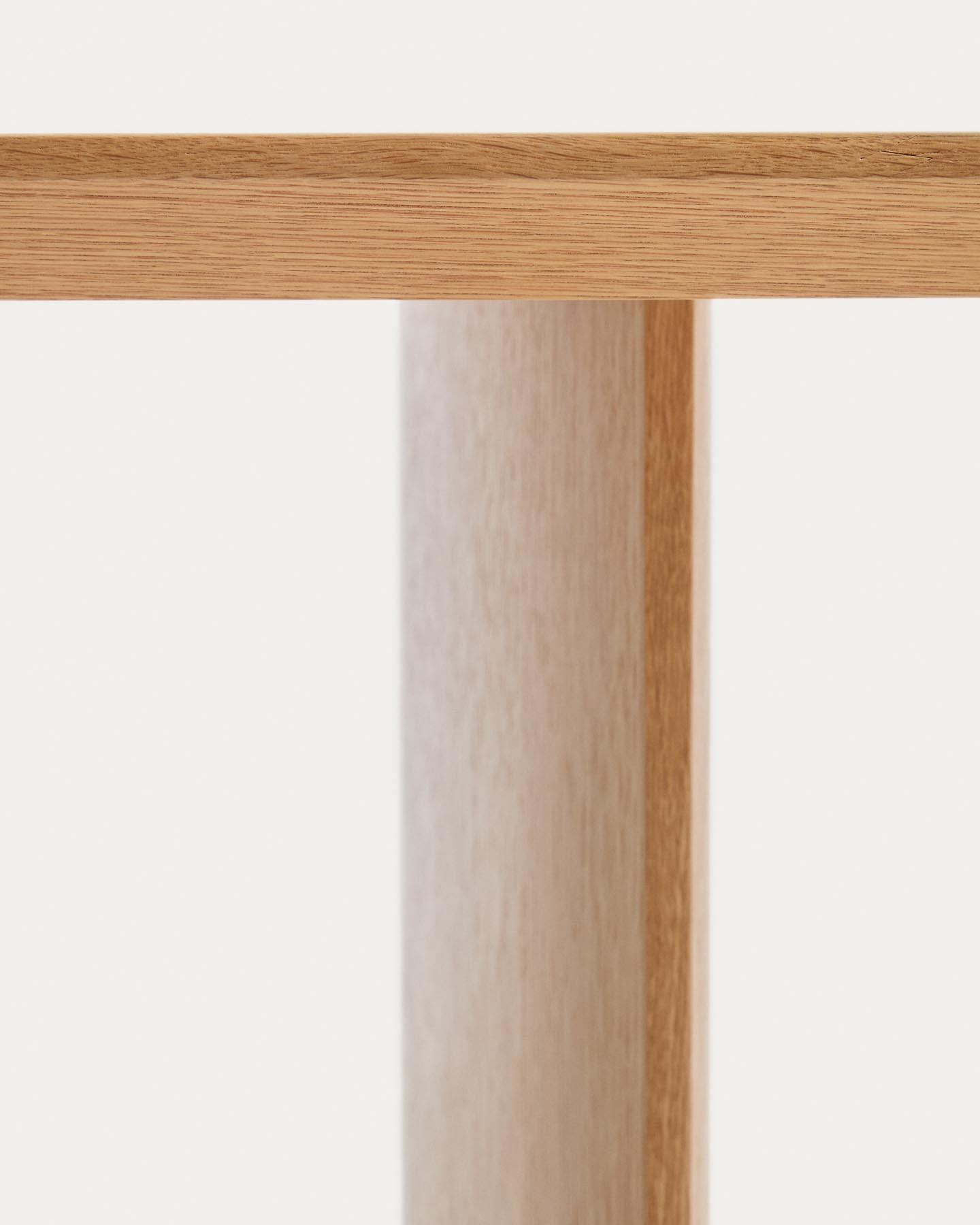 Litto Tisch aus Eichenfurnier 160 x 90 cm in Braun präsentiert im Onlineshop von KAQTU Design AG. Esstisch ist von Kave Home
