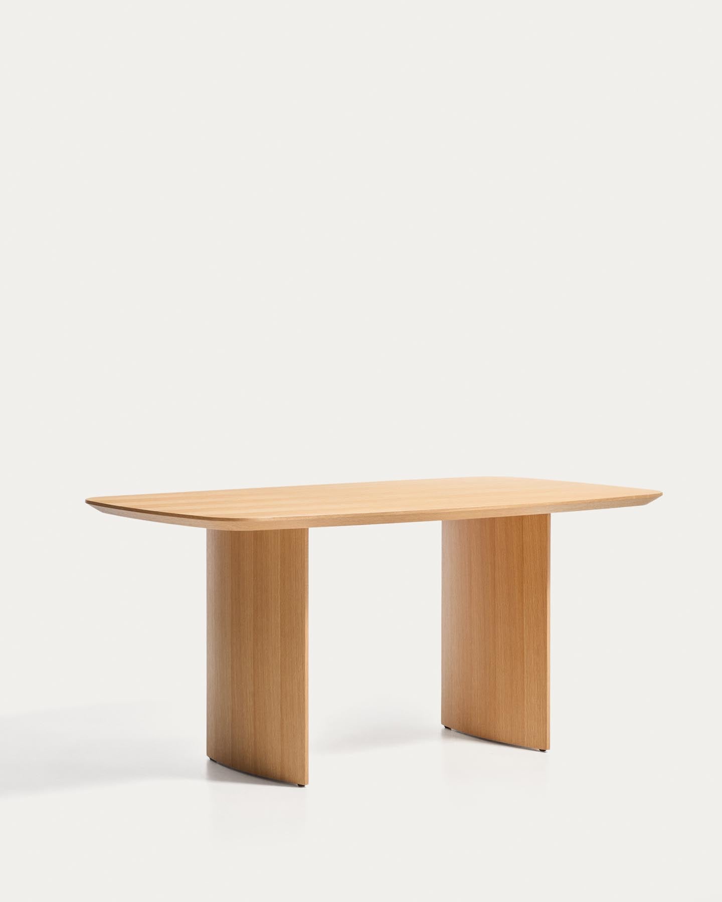 Litto Tisch aus Eichenfurnier 160 x 90 cm in Braun präsentiert im Onlineshop von KAQTU Design AG. Esstisch ist von Kave Home