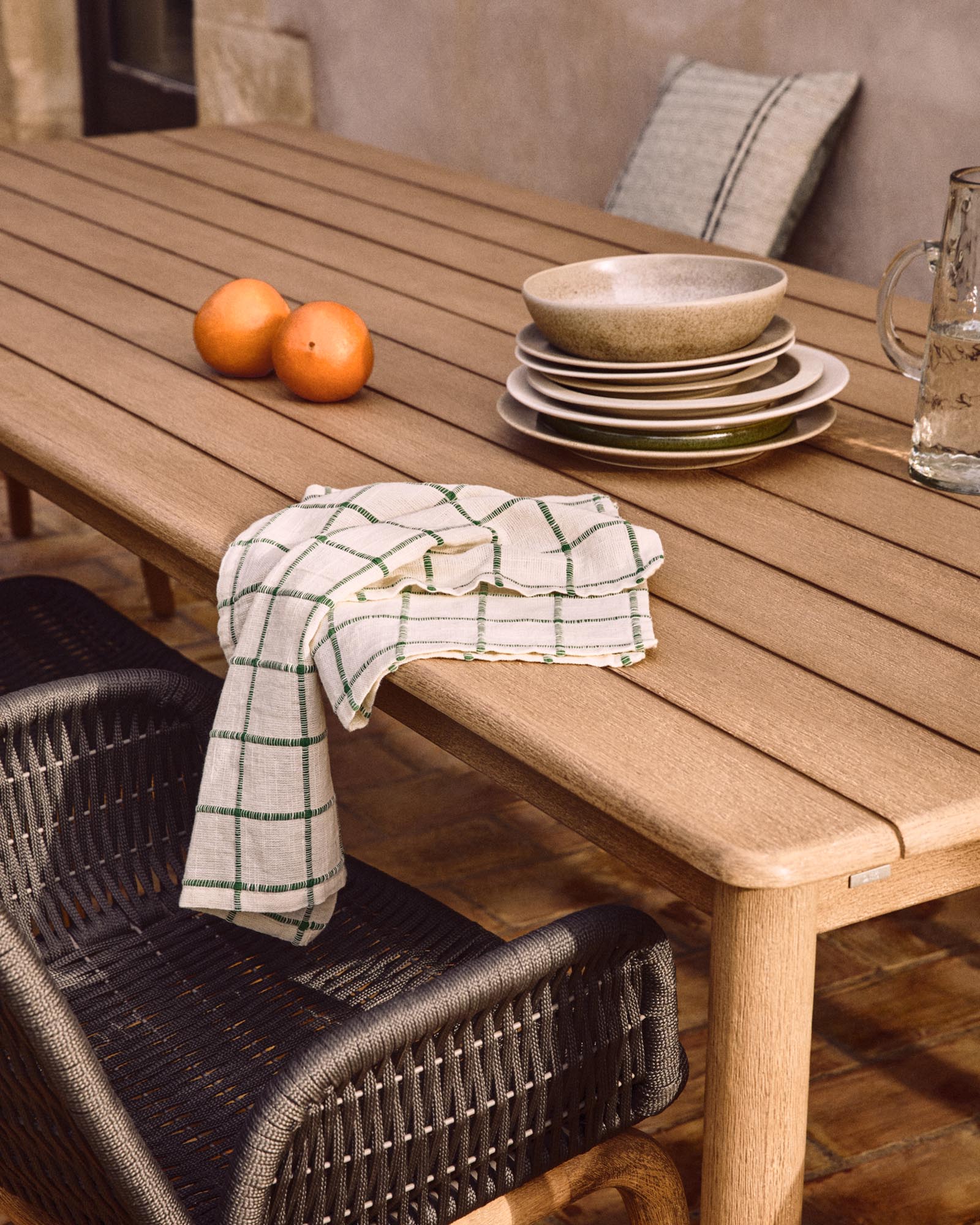 Eleganter Gartentisch Sori aus robustem FSC-100%-Akazienmassivholz, 240 x 100 cm, ideal für gesellige Stunden im Freien.