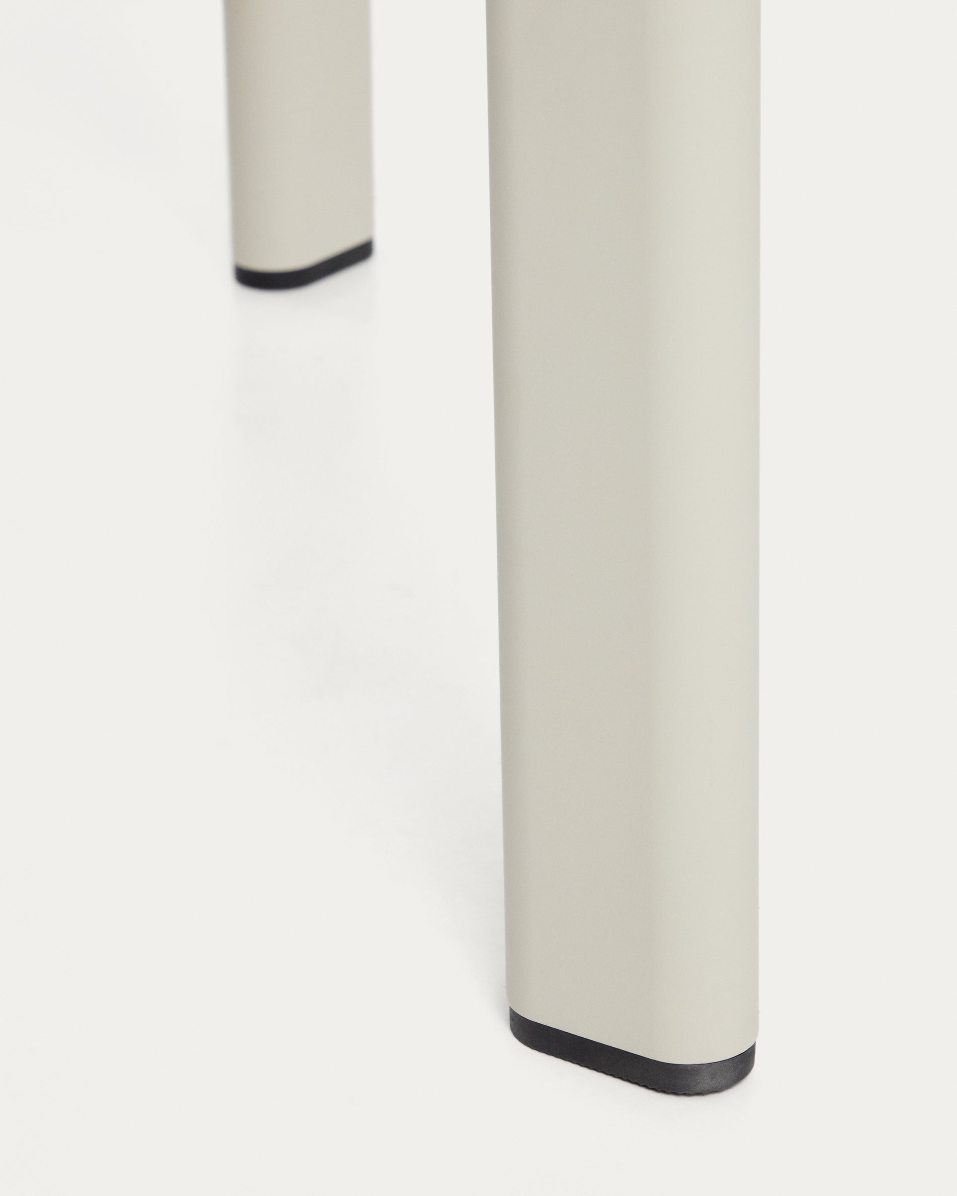 Moderner Gartentisch Anafi in hellem Beige, gefertigt aus robustem sintered stone, perfekt für entspannte Stunden im Freien, Maße 140 x 80 cm.