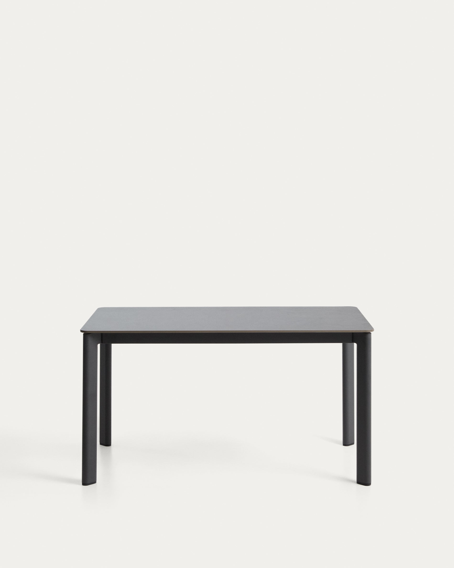 Tisch Anafi mit Tischplatte aus gesintertem Stein in Graphit, 140 x 80 cm in Grau präsentiert im Onlineshop von KAQTU Design AG. Gartentisch ist von Kave Home