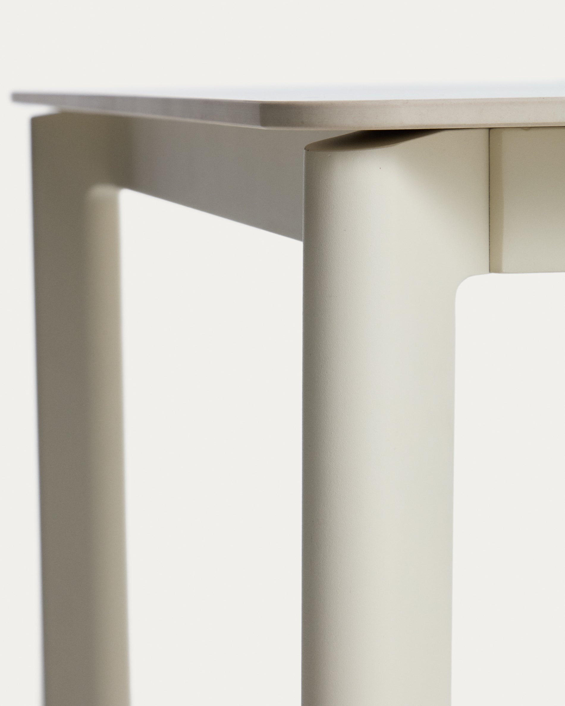 Moderner Gartentisch Anafi in hellem Beige, 220 x 100 cm, mit robuster Tischplatte aus gesintertem Stein für entspannte Stunden im Freien.