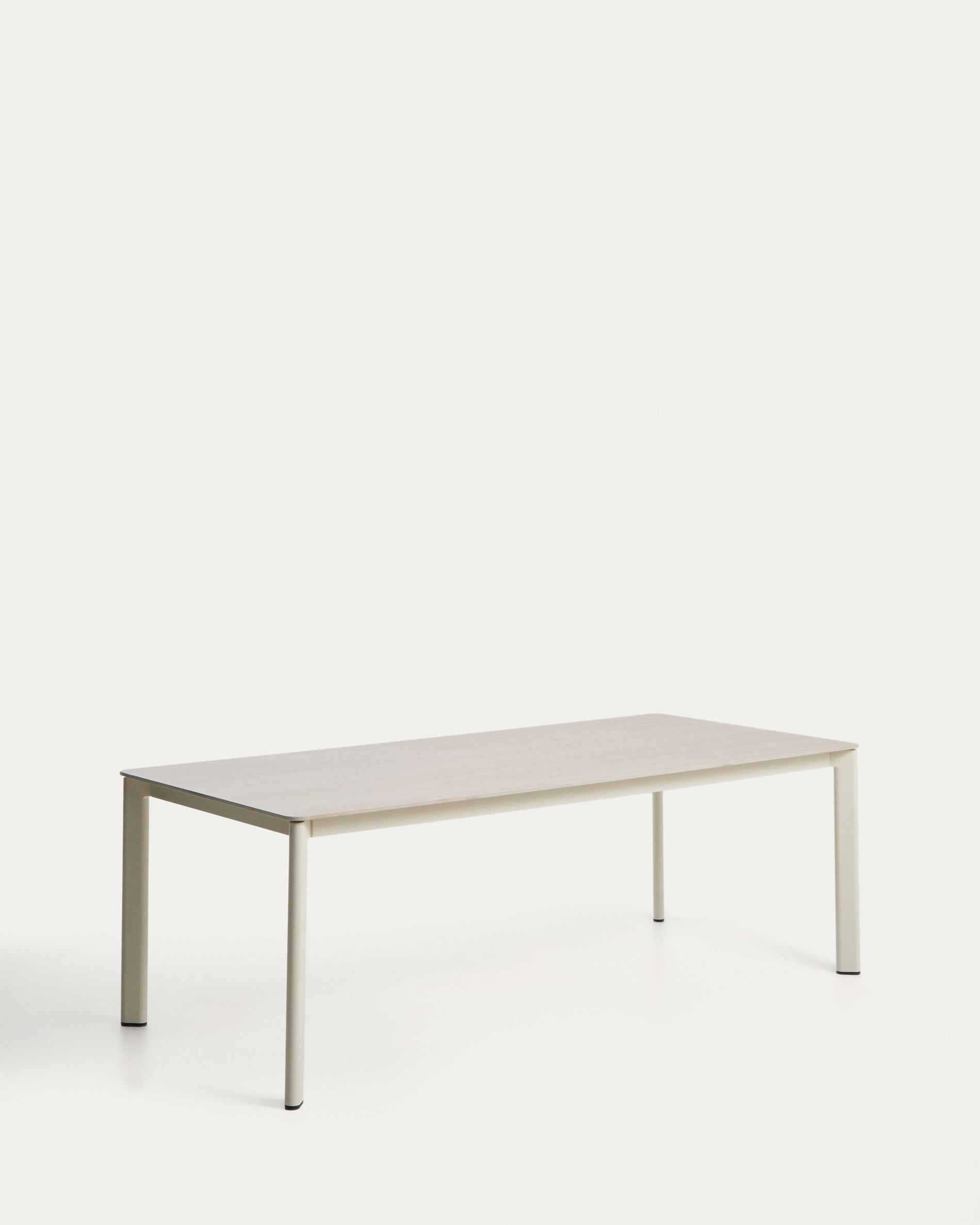 Moderner Gartentisch Anafi in Beige, 220 x 100 cm, mit robuster Tischplatte aus gesintertem Stein, perfekt für entspannte Stunden im Freien.