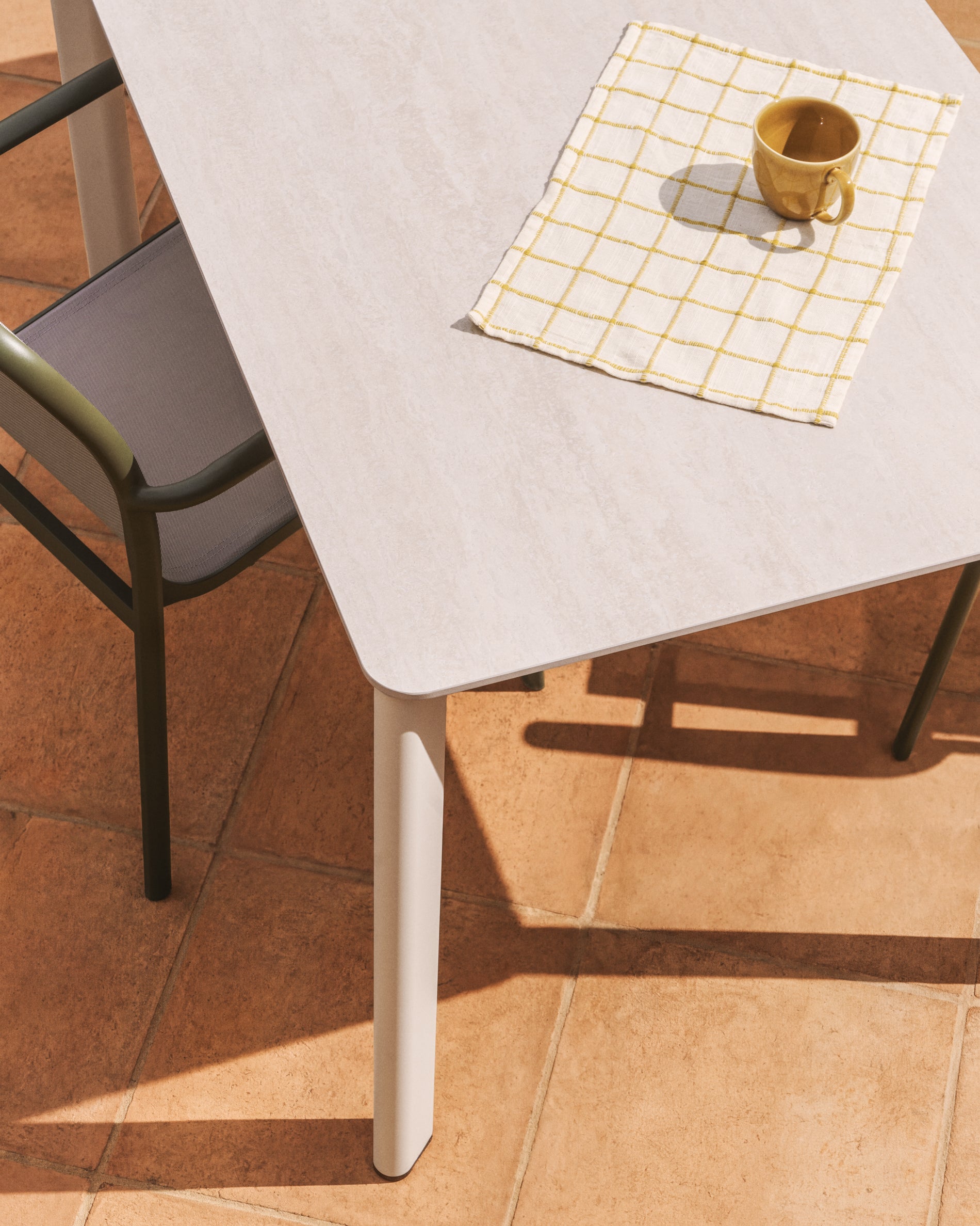 Eleganter Gartentisch Anafi mit beiger Tischplatte aus gesintertem Stein, 220 x 100 cm, ideal für stilvolle Außenbereiche.
