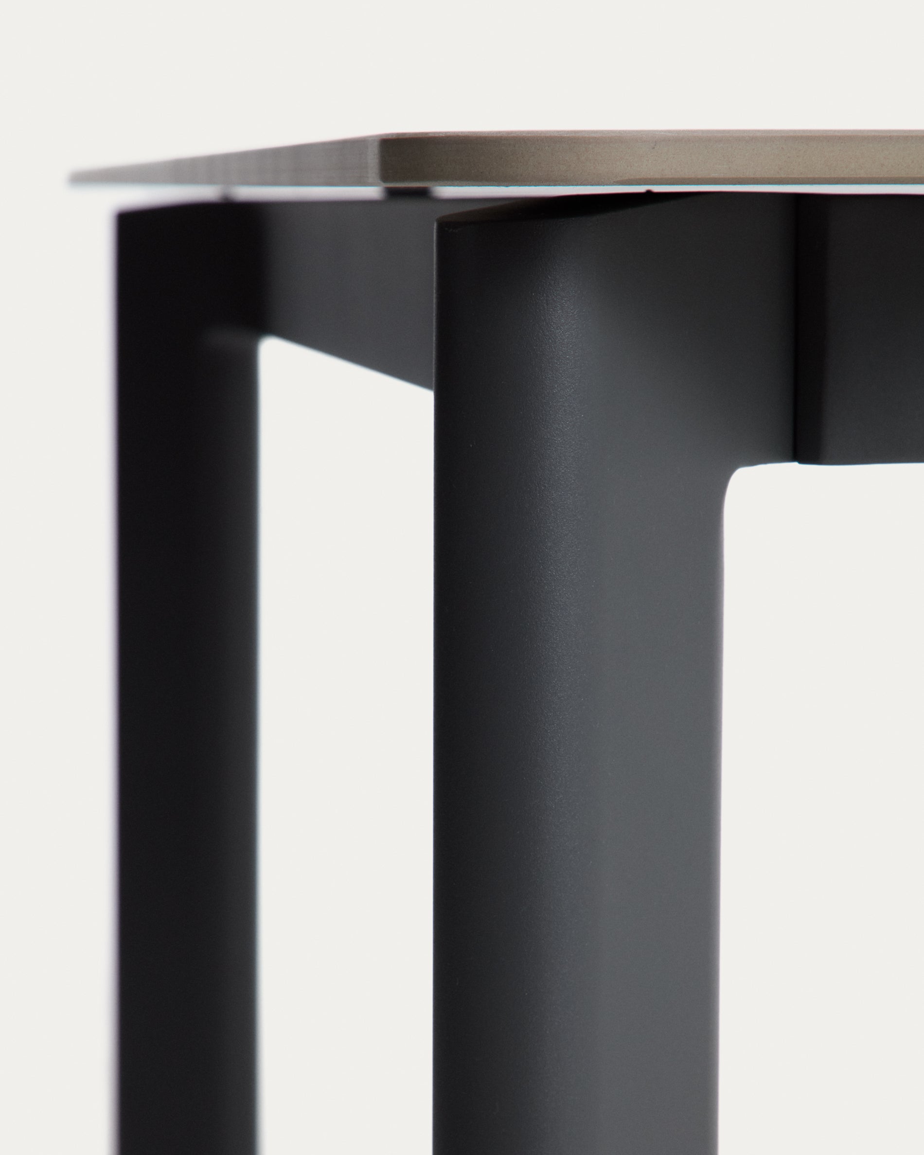 Tisch Anafi mit Tischplatte aus gesintertem Stein in Graphit, 220 x 100 cm in Grau präsentiert im Onlineshop von KAQTU Design AG. Gartentisch ist von Kave Home