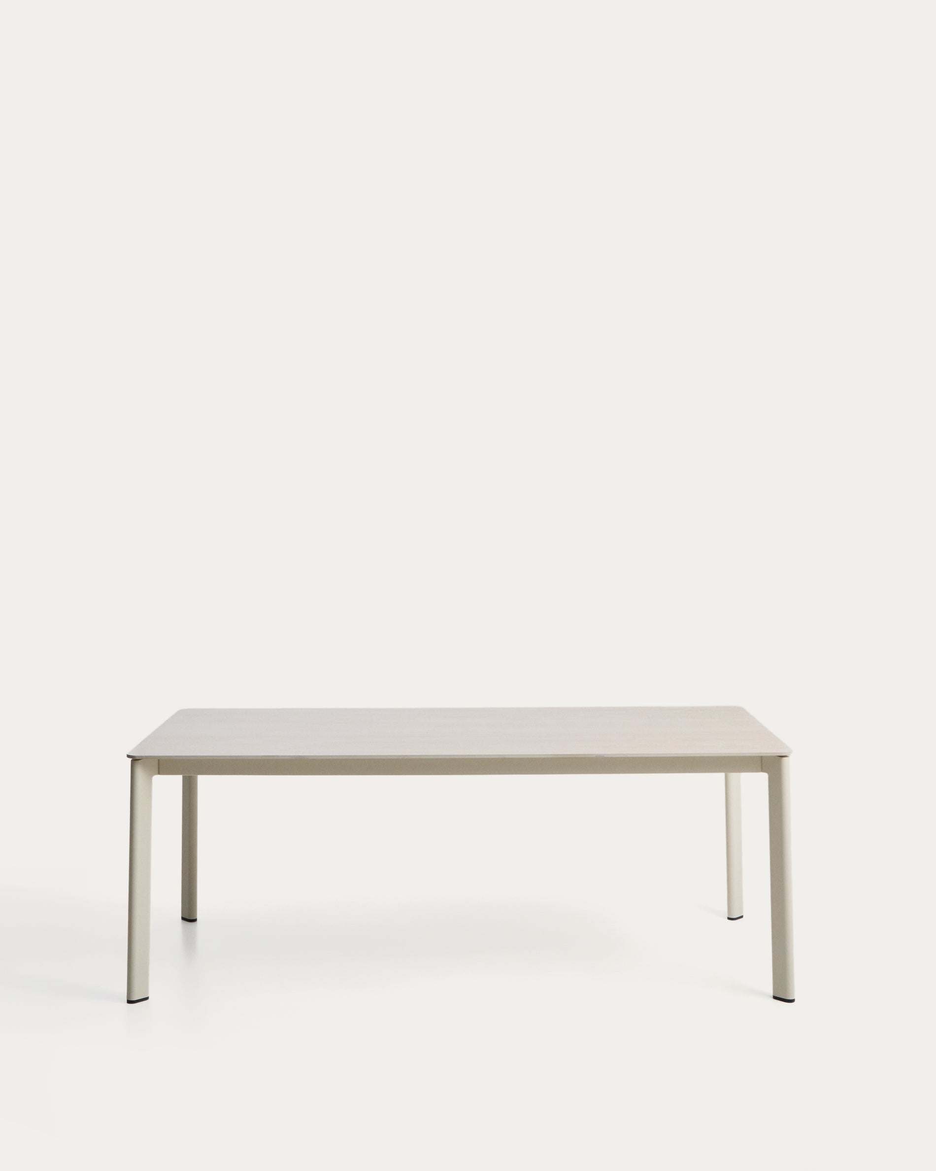 Tisch Anafi aus gesintertem Stein und Aluminium in Beige, 180 x 90 cm in Beige präsentiert im Onlineshop von KAQTU Design AG. Gartentisch ist von Kave Home
