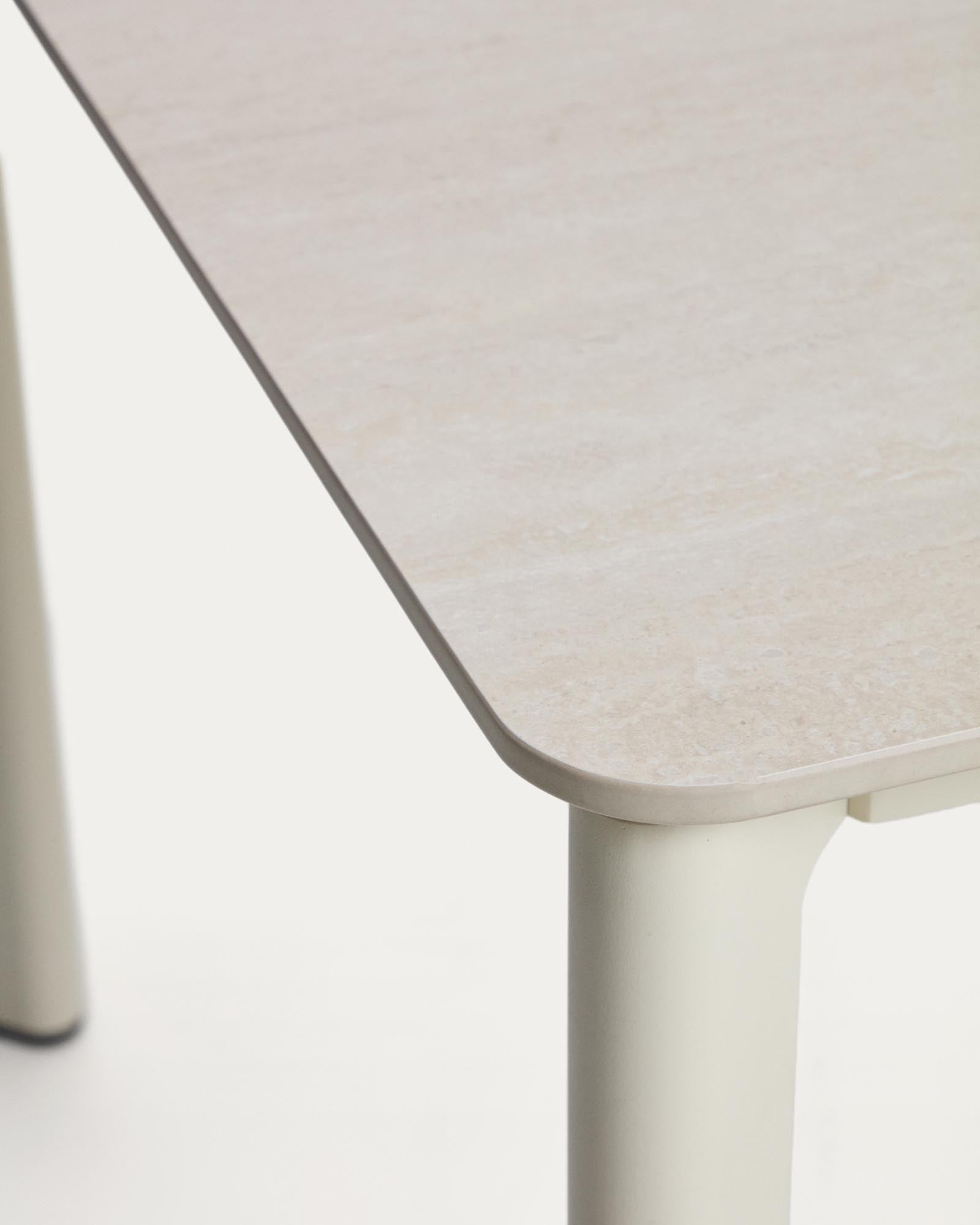 Moderner Gartentisch Anafi in sanftem Beige, aus langlebigem gesintertem Stein und Aluminium, perfekt für entspannte Stunden im Freien.