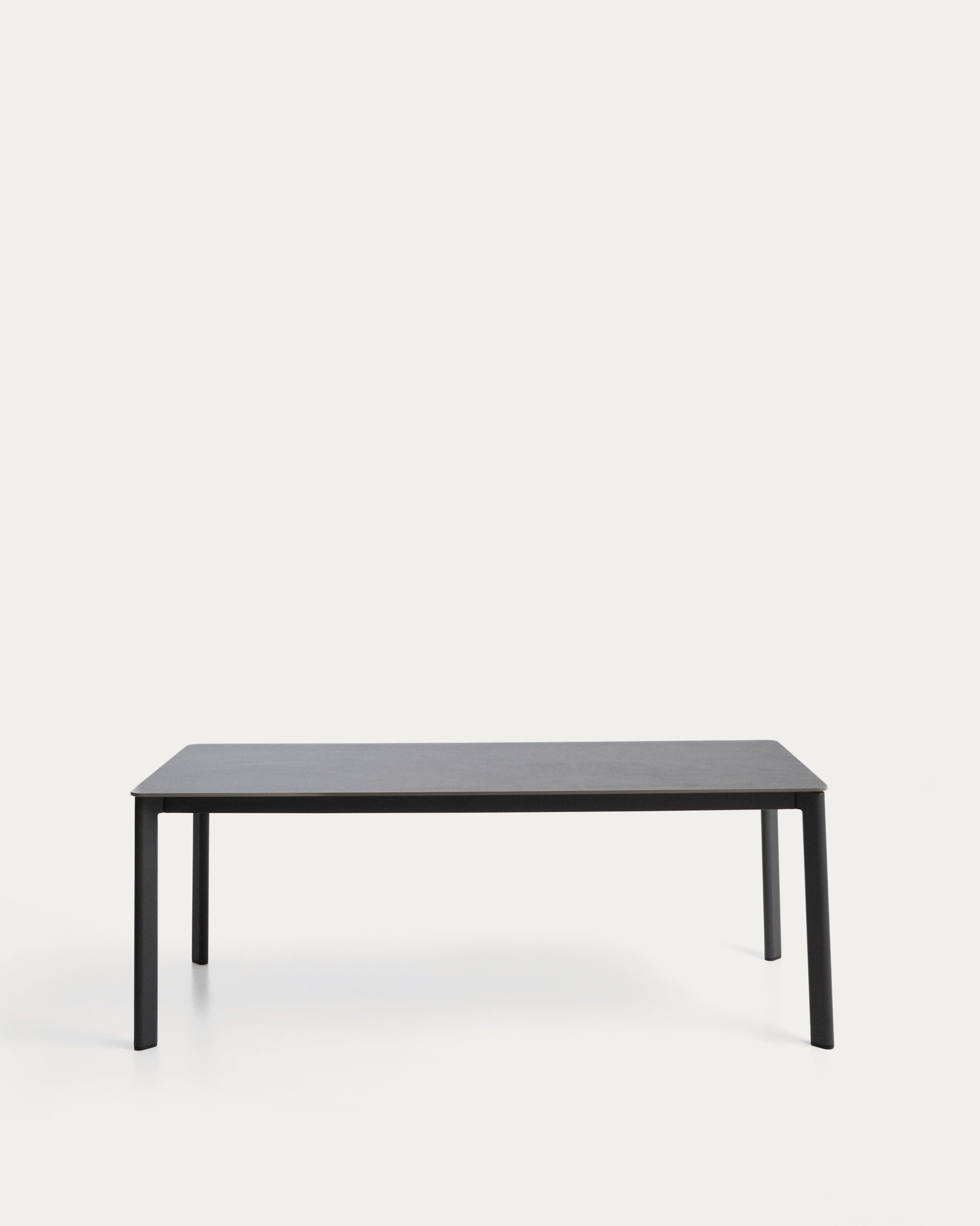 Tisch Anafi aus gesintertem Stein und Aluminium in Graphit, 180 x 90 cm in Grau präsentiert im Onlineshop von KAQTU Design AG. Gartentisch ist von Kave Home