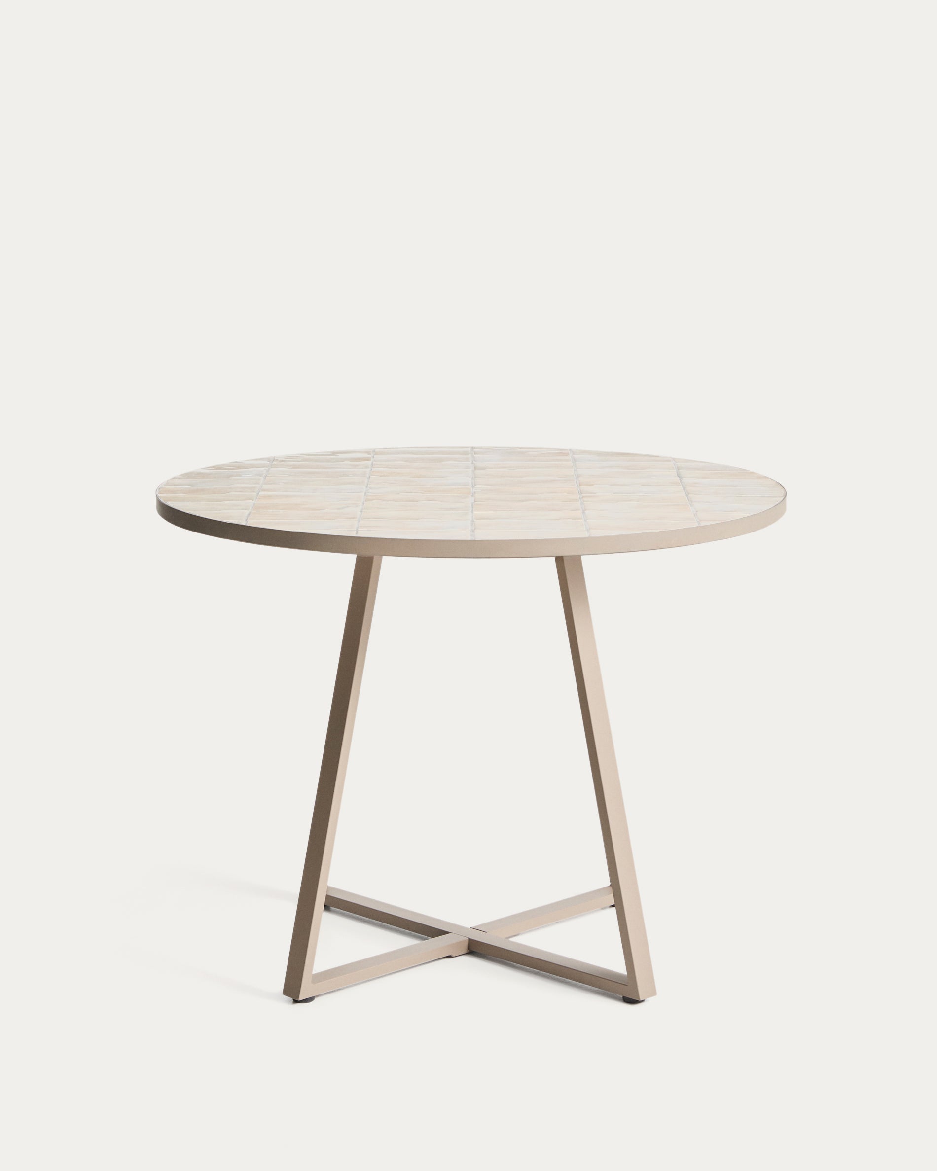 Runder Tisch Tella mit verzinktem Stahl und beigen Fliesen, Ø 120 cm in Ecru präsentiert im Onlineshop von KAQTU Design AG. Gartentisch ist von Kave Home