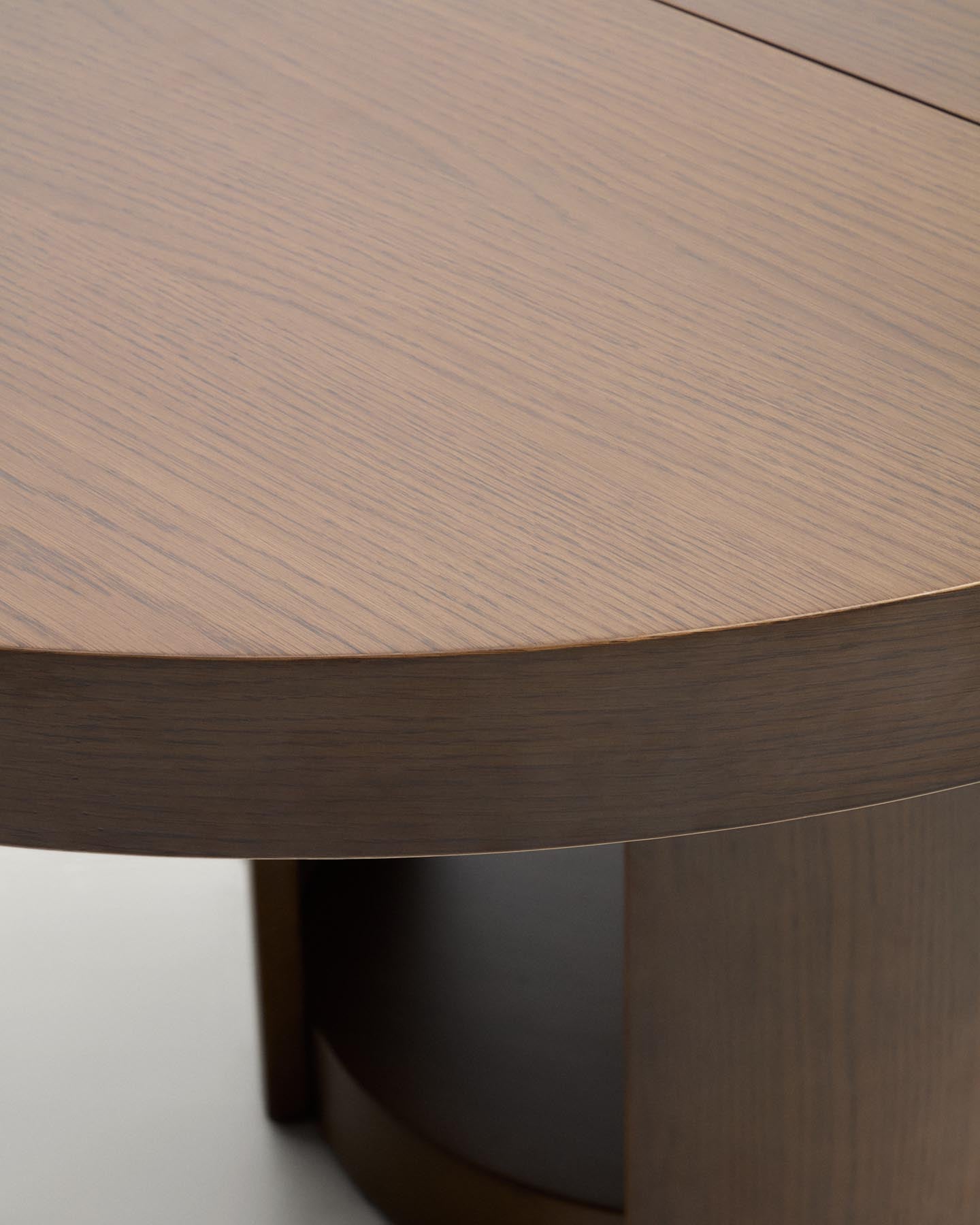 Artis ausziehbarer runder Tisch aus Massivholz und Eichenfurnier mit Walnuss-Finish, FSC 100%, 120 (170) x 80 cm in Dunkelbraun präsentiert im Onlineshop von KAQTU Design AG. Esstisch ist von Kave Home