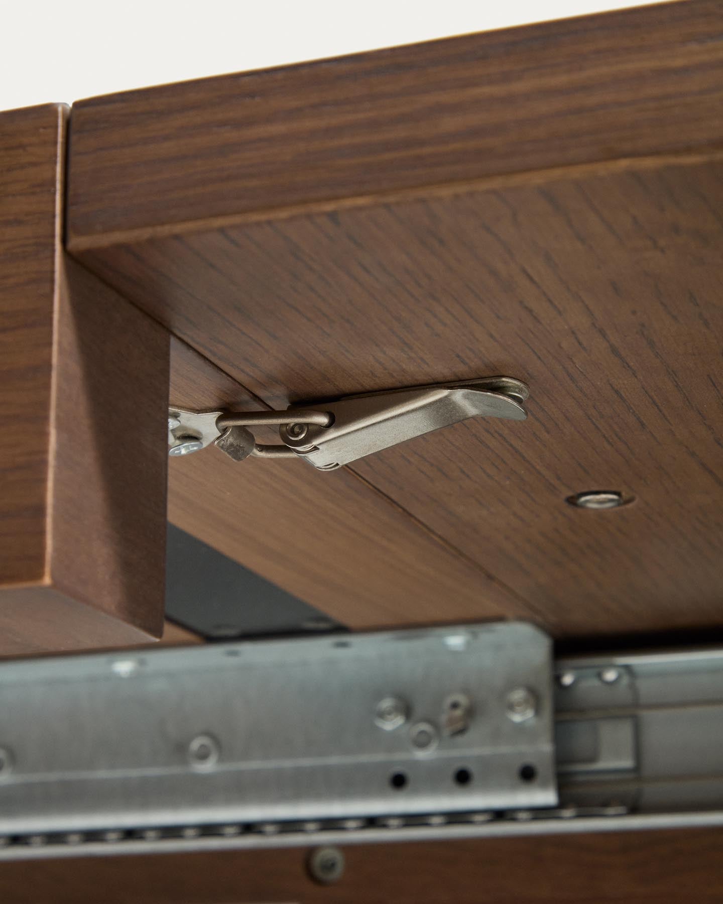 Artis ausziehbarer runder Tisch aus Massivholz und Eichenfurnier mit Walnuss-Finish, FSC 100%, 150 (200) x 80 cm in Dunkelbraun präsentiert im Onlineshop von KAQTU Design AG. Esstisch ist von Kave Home