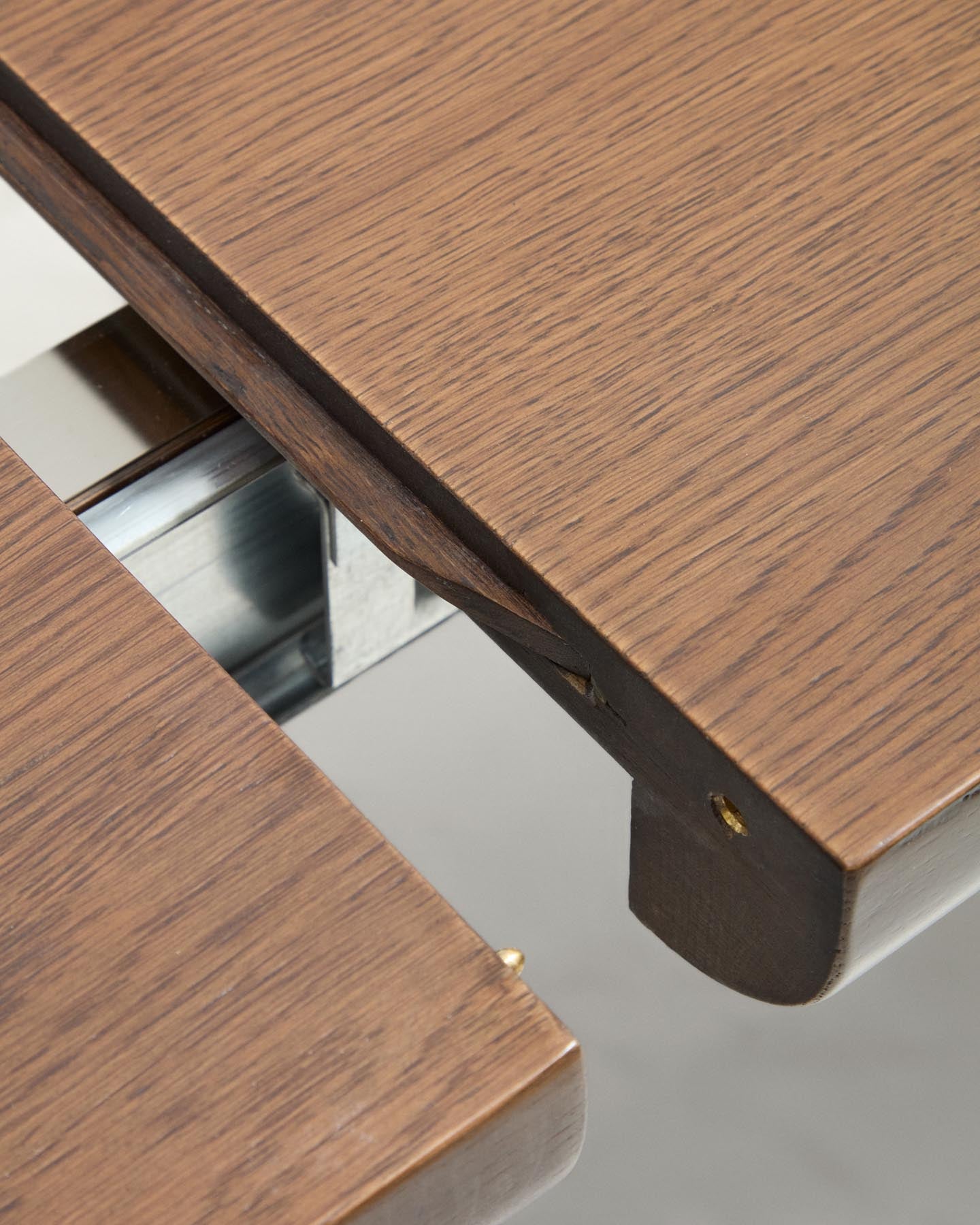 Ausziehtisch Jondal aus massivem Eichenholz und Eichenfurnier mit Nussbaumfinish, FSC 100 %, 200 (286) x 100 cm in Dunkelbraun präsentiert im Onlineshop von KAQTU Design AG. Esstisch ist von Kave Home