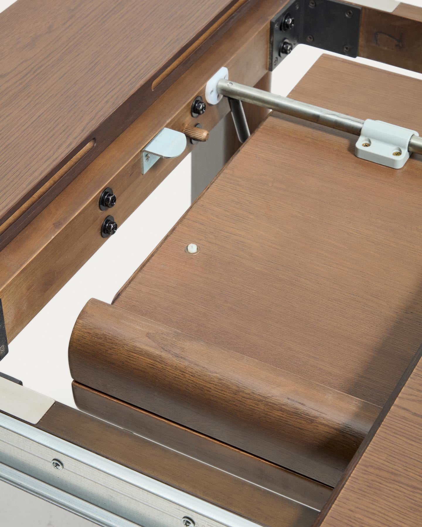 Ausziehtisch Jondal aus massivem Eichenholz und Eichenfurnier mit Nussbaumfinish, FSC 100 %, 200 (286) x 100 cm in Dunkelbraun präsentiert im Onlineshop von KAQTU Design AG. Esstisch ist von Kave Home