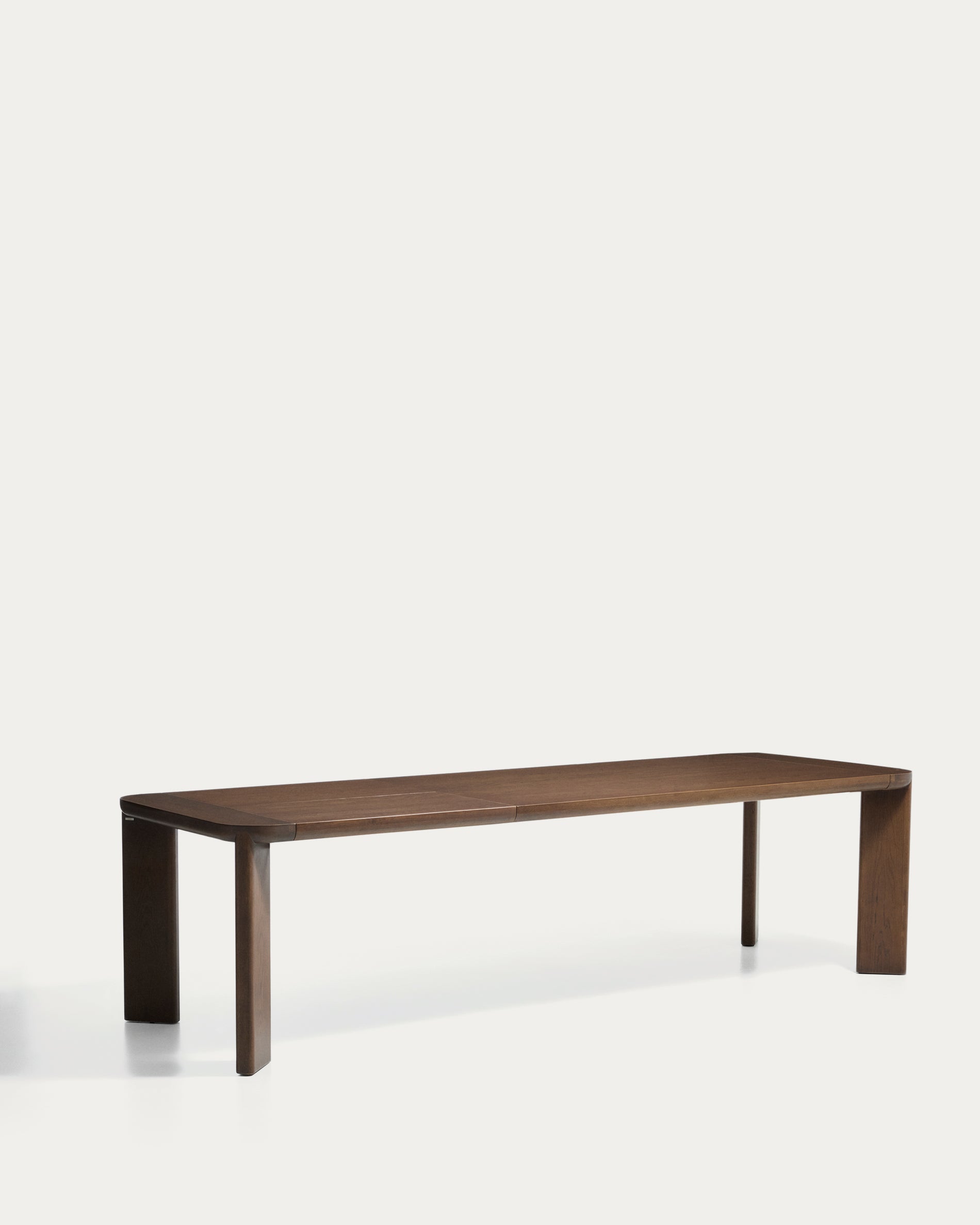 Ausziehtisch Jondal aus massivem Eichenholz und Eichenfurnier mit Nussbaumfinish, FSC 100 %, 200 (286) x 100 cm in Dunkelbraun präsentiert im Onlineshop von KAQTU Design AG. Esstisch ist von Kave Home