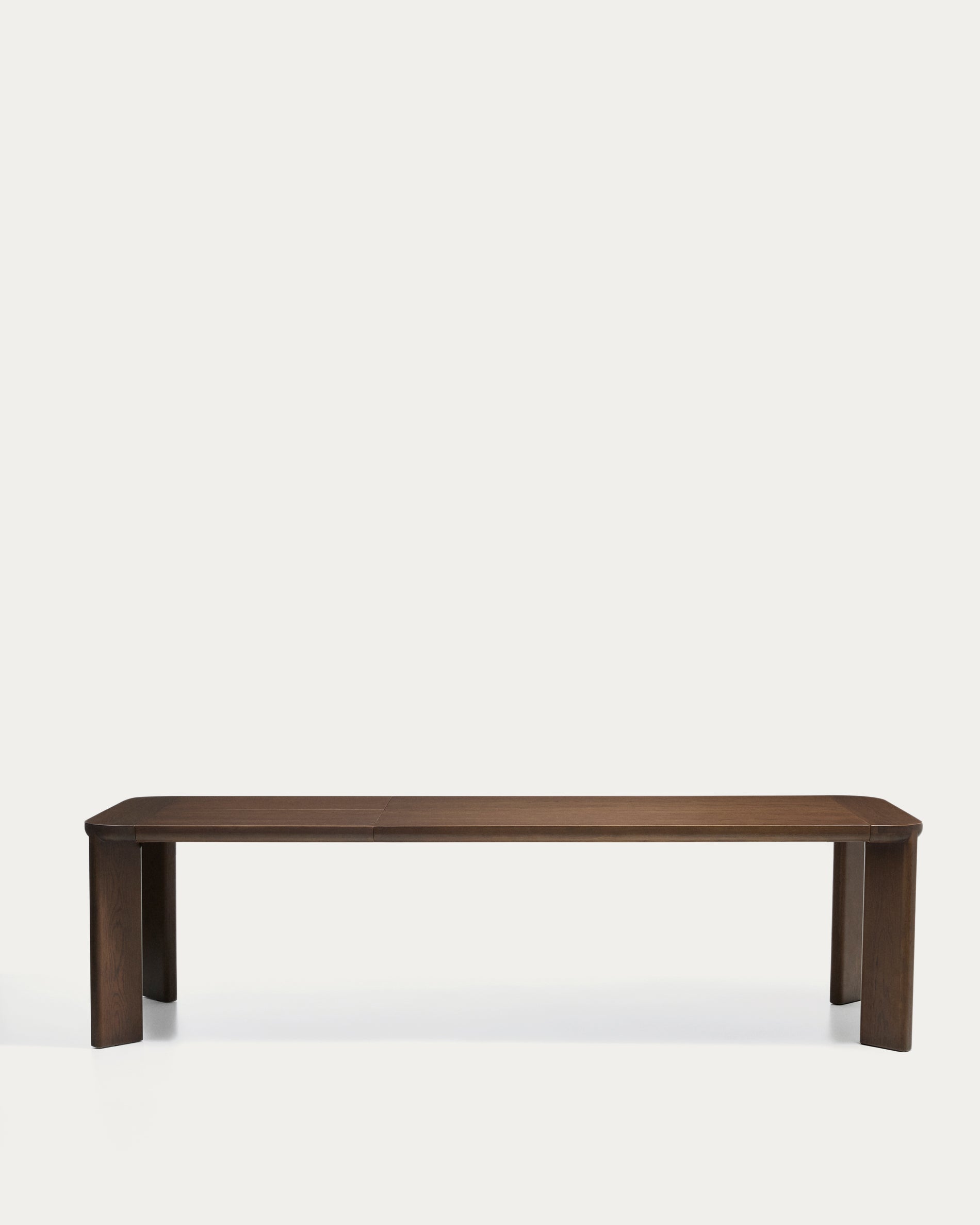 Ausziehtisch Jondal aus massivem Eichenholz und Eichenfurnier mit Nussbaumfinish, FSC 100 %, 200 (286) x 100 cm in Dunkelbraun präsentiert im Onlineshop von KAQTU Design AG. Esstisch ist von Kave Home