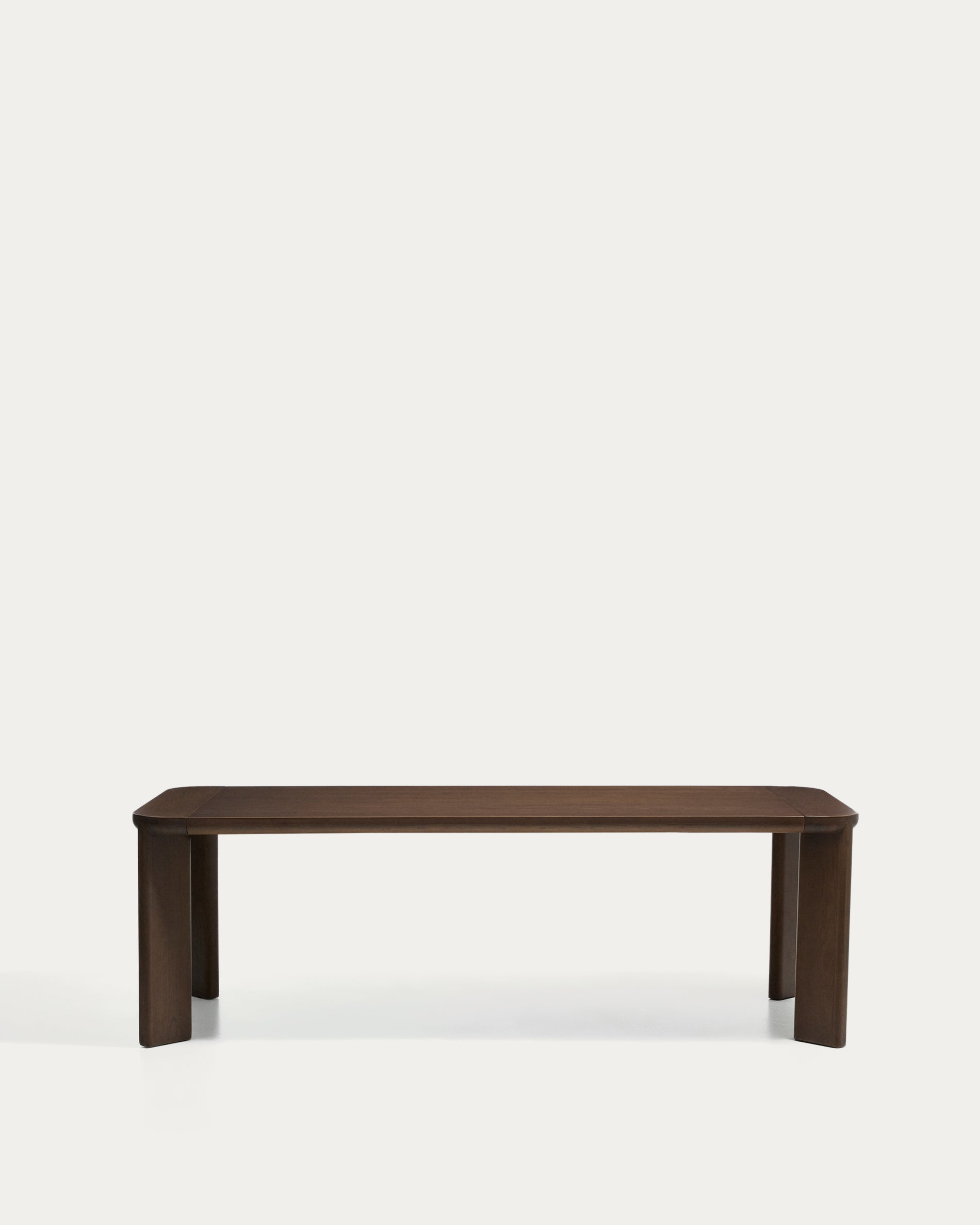 Ausziehtisch Jondal aus massivem Eichenholz und Eichenfurnier mit Nussbaumfinish, FSC 100 %, 240 (320) x 100 cm in Dunkelbraun präsentiert im Onlineshop von KAQTU Design AG. Esstisch ist von Kave Home
