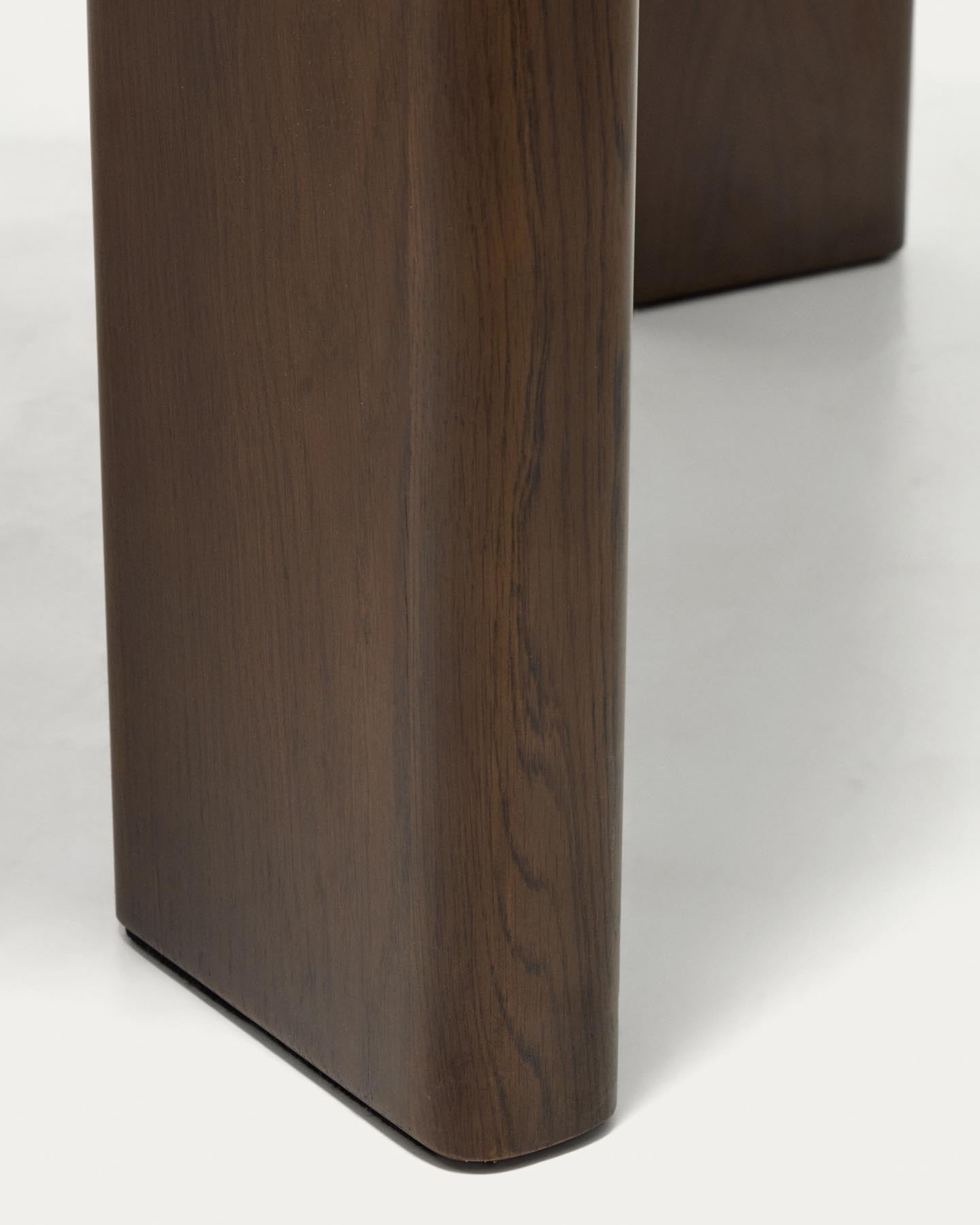 Ausziehtisch Jondal aus massivem Eichenholz und Eichenfurnier mit Nussbaumfinish, FSC 100 %, 240 (320) x 100 cm in Dunkelbraun präsentiert im Onlineshop von KAQTU Design AG. Esstisch ist von Kave Home