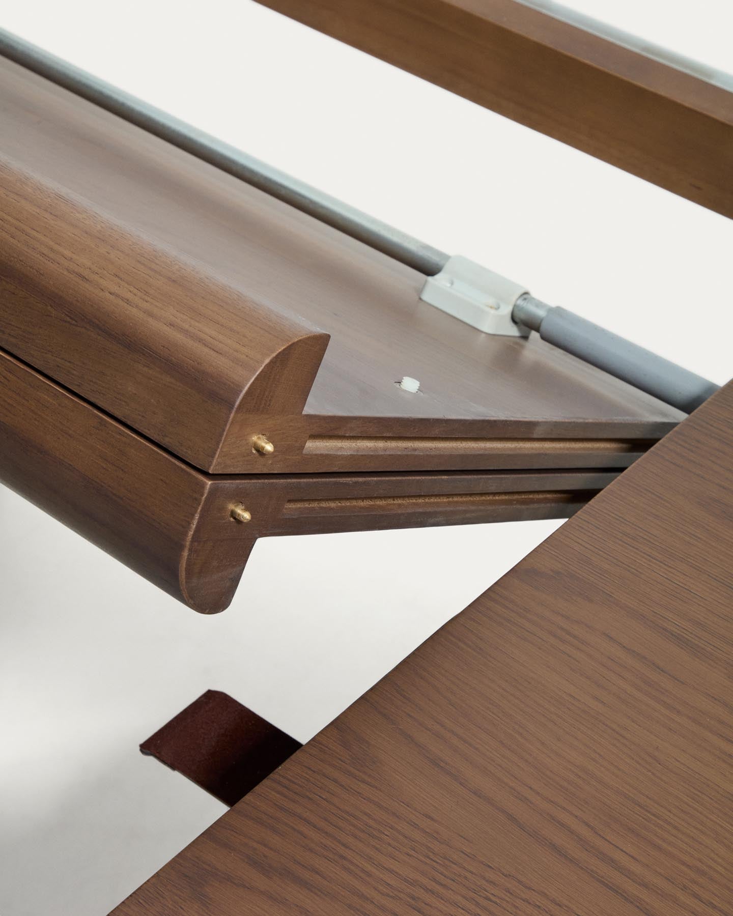 Ausziehtisch Jondal aus massivem Eichenholz und Eichenfurnier mit Nussbaumfinish, FSC 100 %, 240 (320) x 100 cm in Dunkelbraun präsentiert im Onlineshop von KAQTU Design AG. Esstisch ist von Kave Home