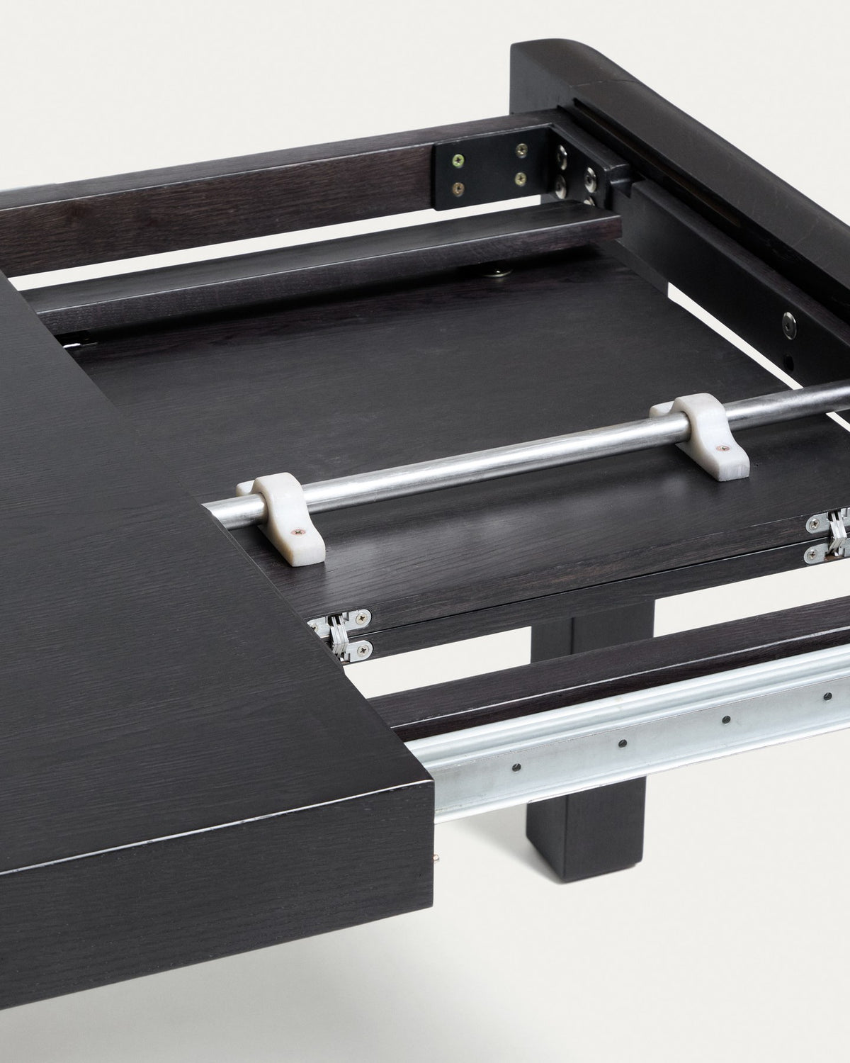 Schwarzer Ausziehtisch aus massivem Eichenholz mit ebonisiertem Finish, rechteckige Tischplatte und Beine mit Gummipolstern und Rollen.