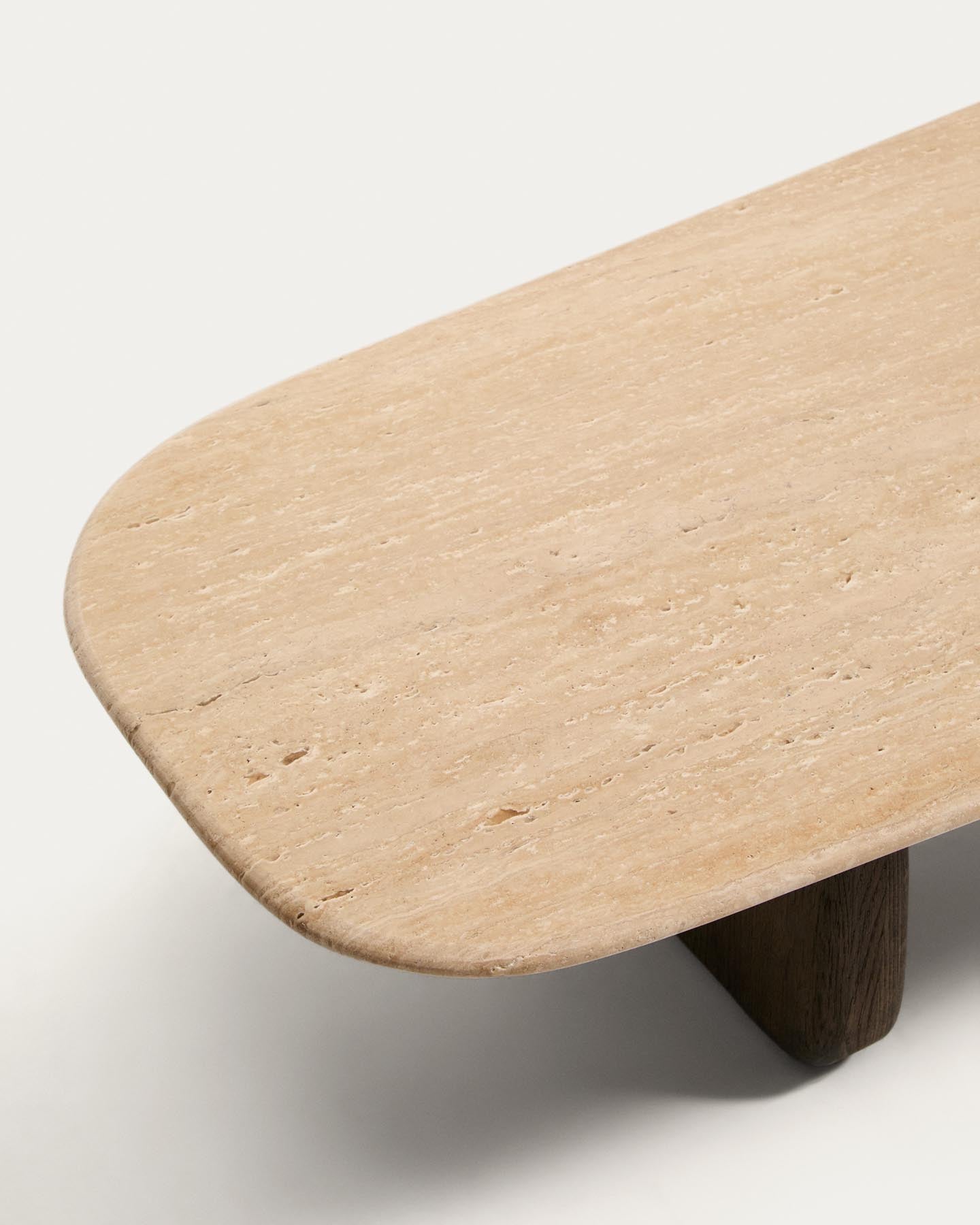 Couchtisch Pirita aus beigem Travertin mit Beinen aus massivem Eichenholz mit dunklem Finish, 147 x 65 cm, FSC 100 % in Beige präsentiert im Onlineshop von KAQTU Design AG. Couchtisch ist von Kave Home