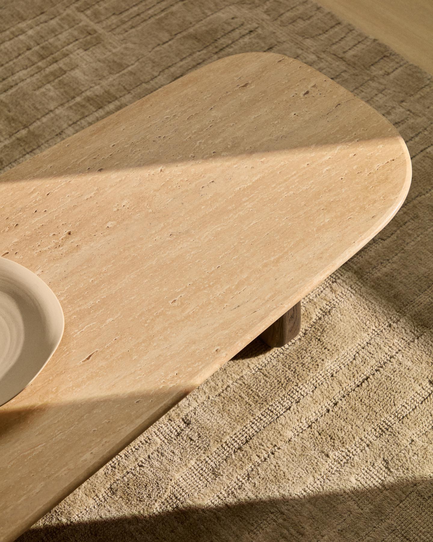 Couchtisch Pirita aus beigem Travertin mit Beinen aus massivem Eichenholz mit dunklem Finish, 147 x 65 cm, FSC 100 % in Beige präsentiert im Onlineshop von KAQTU Design AG. Couchtisch ist von Kave Home
