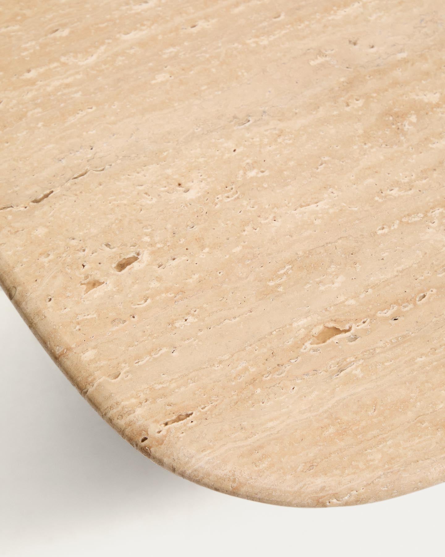 Couchtisch Pirita aus beigem Travertin mit Beinen aus massivem Eichenholz mit naturfarbenem Finish, 147 x 65 cm, FSC 100 % in Beige präsentiert im Onlineshop von KAQTU Design AG. Couchtisch ist von Kave Home