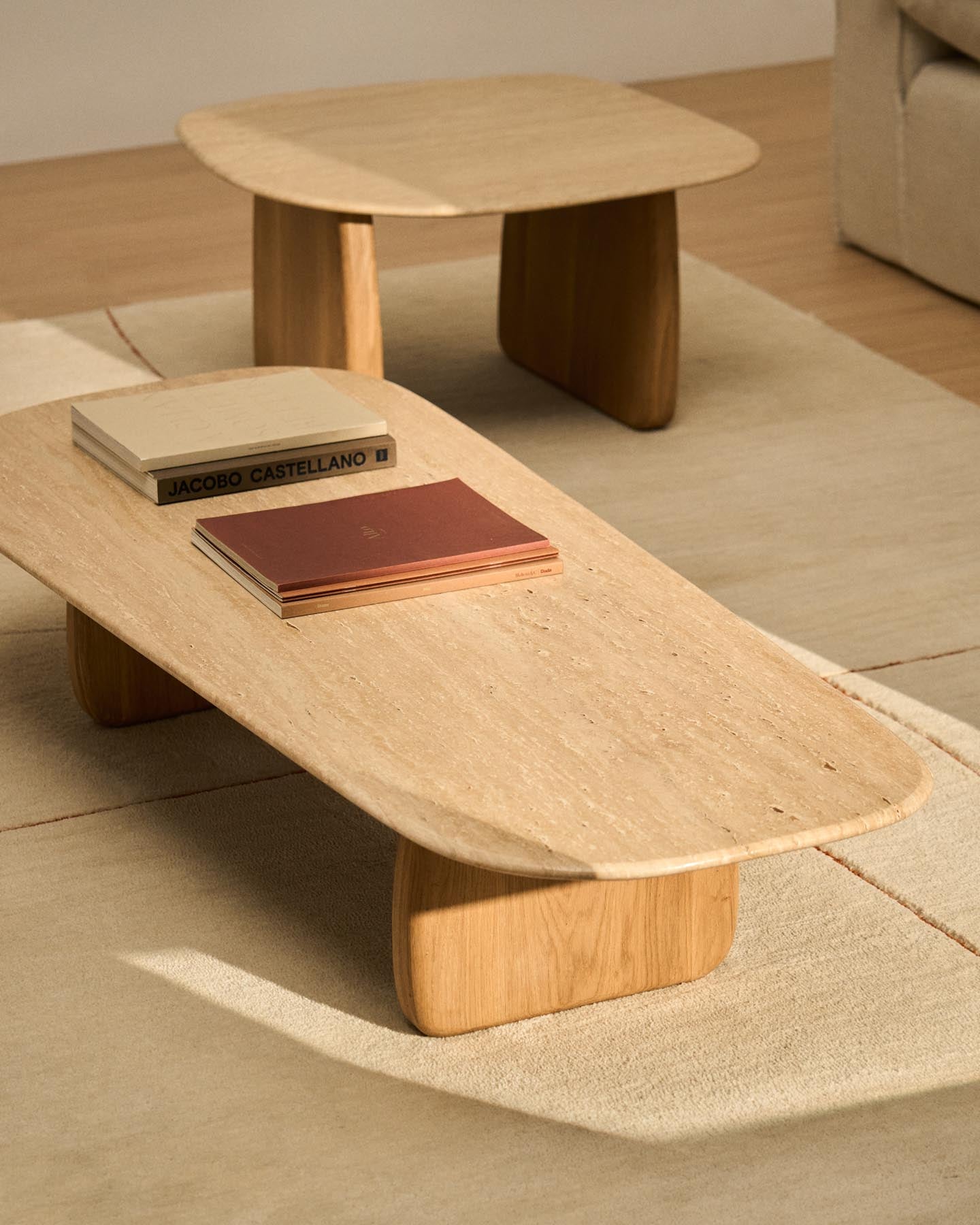 Couchtisch Pirita aus beigem Travertin mit Beinen aus massivem Eichenholz mit naturfarbenem Finish, 147 x 65 cm, FSC 100 % in Beige präsentiert im Onlineshop von KAQTU Design AG. Couchtisch ist von Kave Home
