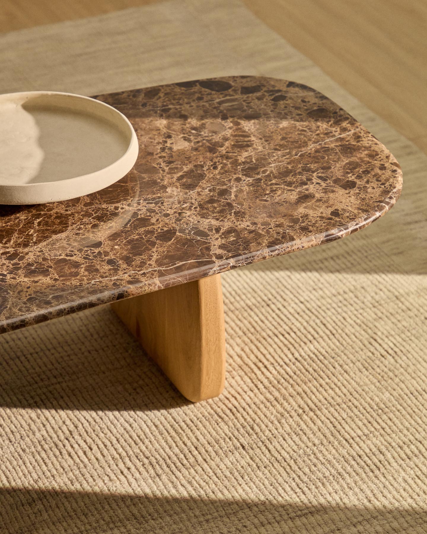 Couchtisch Pirita aus braunem Marmor mit Beinen aus massivem Eichenholz mit naturfarbenem Finish, 147 x 65 cm, FSC 100 % in Braun präsentiert im Onlineshop von KAQTU Design AG. Couchtisch ist von Kave Home