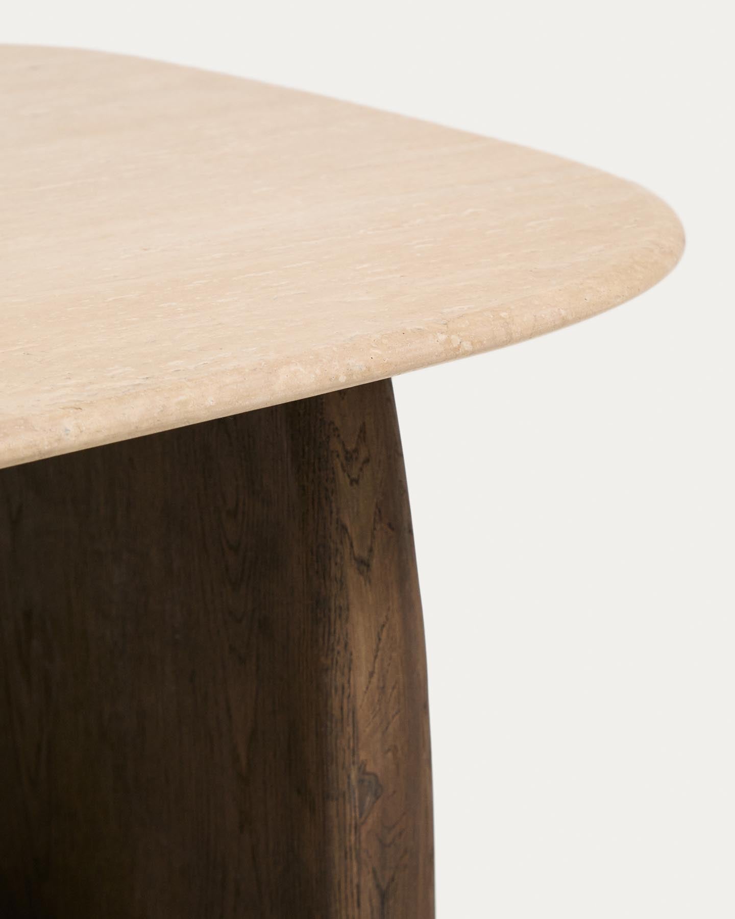 Beistelltisch Pirita aus beigem Travertin mit Beinen aus massivem Eichenholz mit dunklem Finish, 71 x 70 cm, FSC 100 % in Beige präsentiert im Onlineshop von KAQTU Design AG. Beistelltisch ist von Kave Home